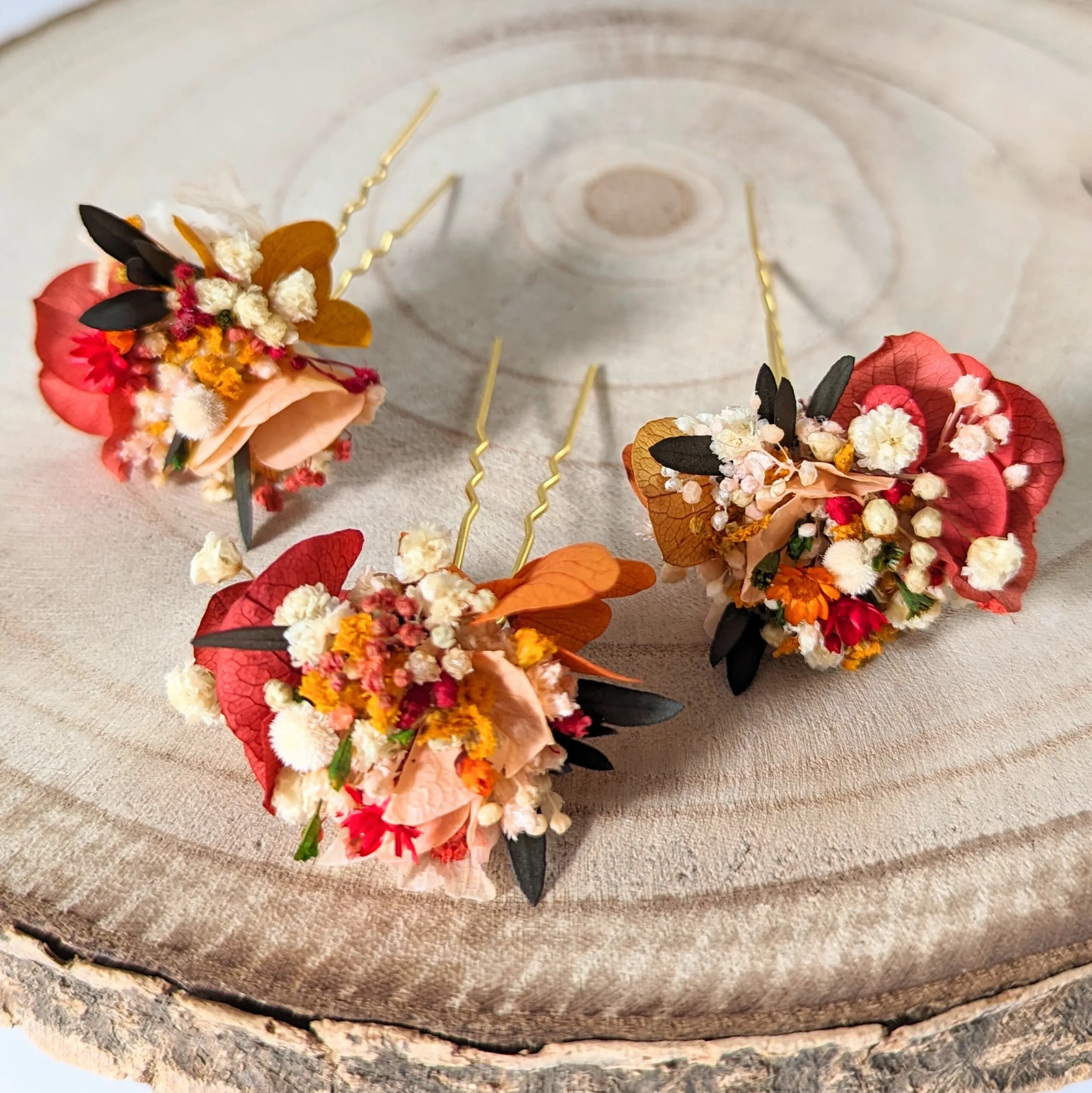 Épingle à cheveux ornée de fleurs stabilisées aux tonalités rouges, Coco Cinelle – Image 3