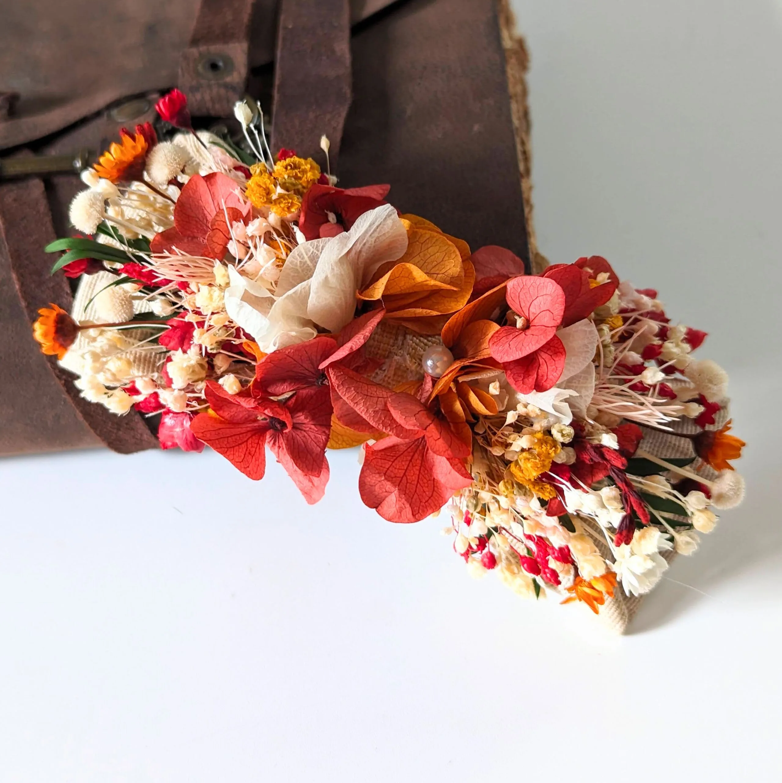 Nœud papillon de marié artisanal en fleurs stabilisées aux tonalités rouges, Coco Cinelle – Image 2