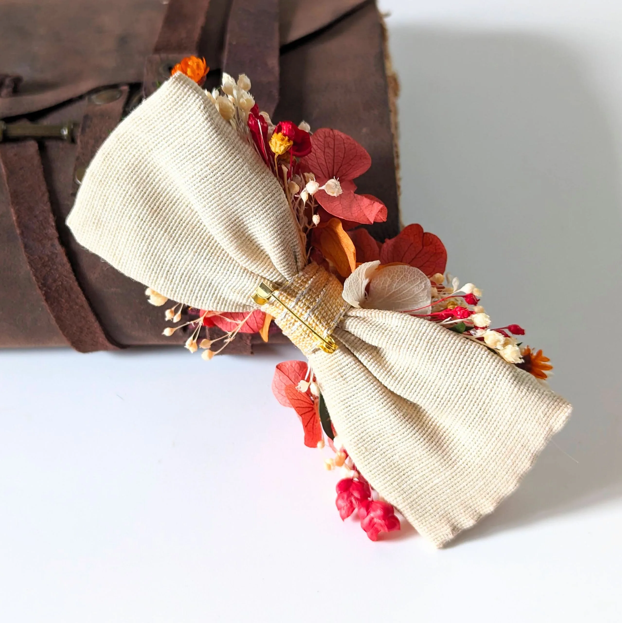 Nœud papillon de marié artisanal en fleurs stabilisées aux tonalités rouges, Coco Cinelle – Image 3
