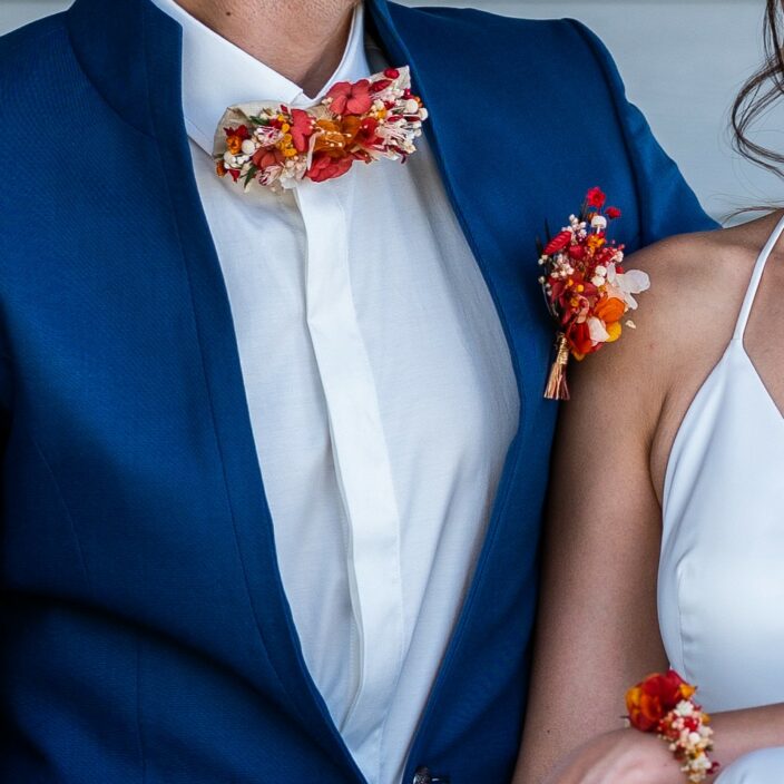 Nœud papillon de marié artisanal en fleurs stabilisées aux tonalités rouges, Coco Cinelle – Image 4
