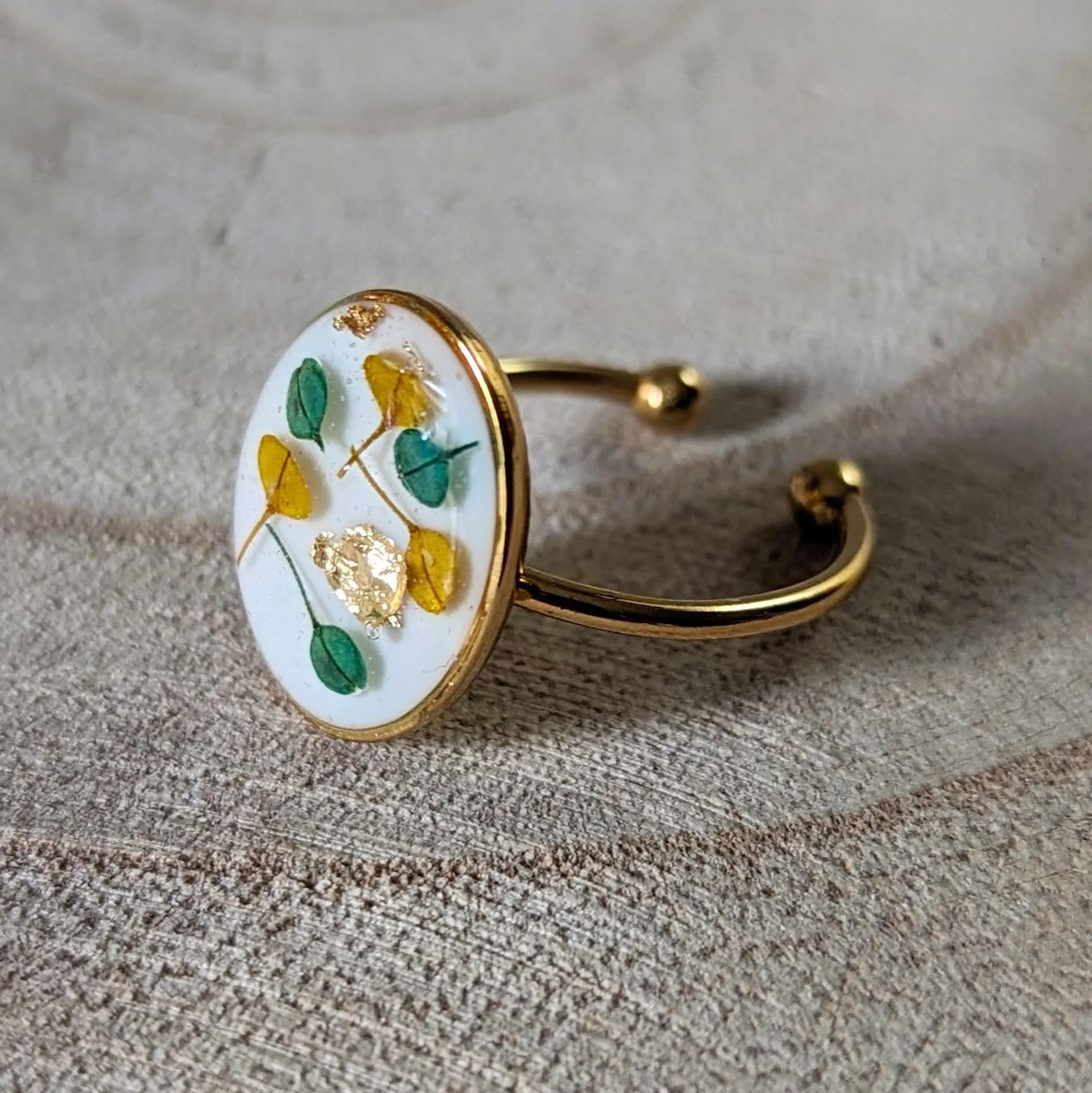 Bague artisanale en fleurs stabilisées dans les tons safran, bleus, Lucie – Image 2
