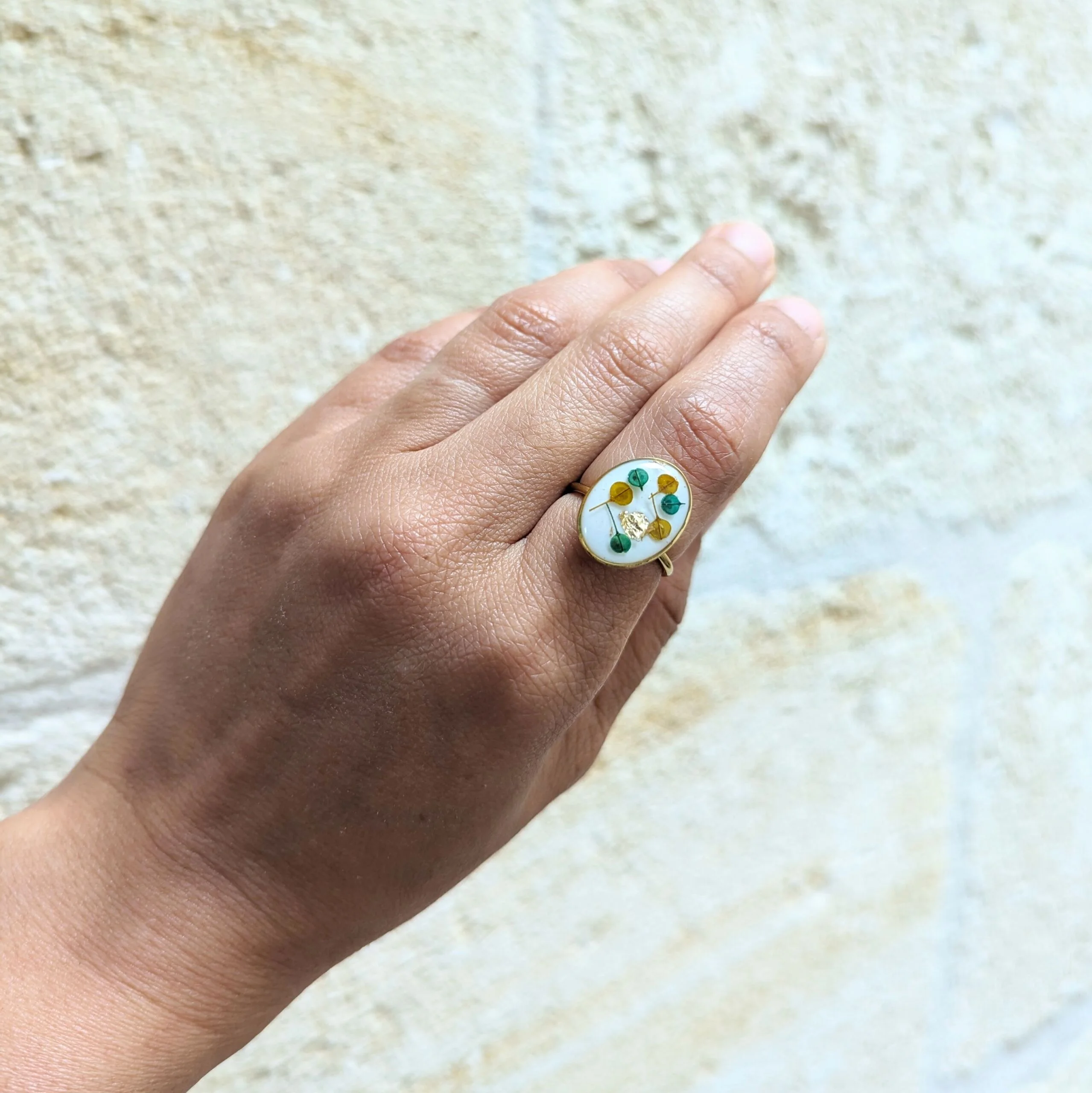 Bague artisanale en fleurs stabilisées dans les tons safran, bleus, Lucie – Image 3