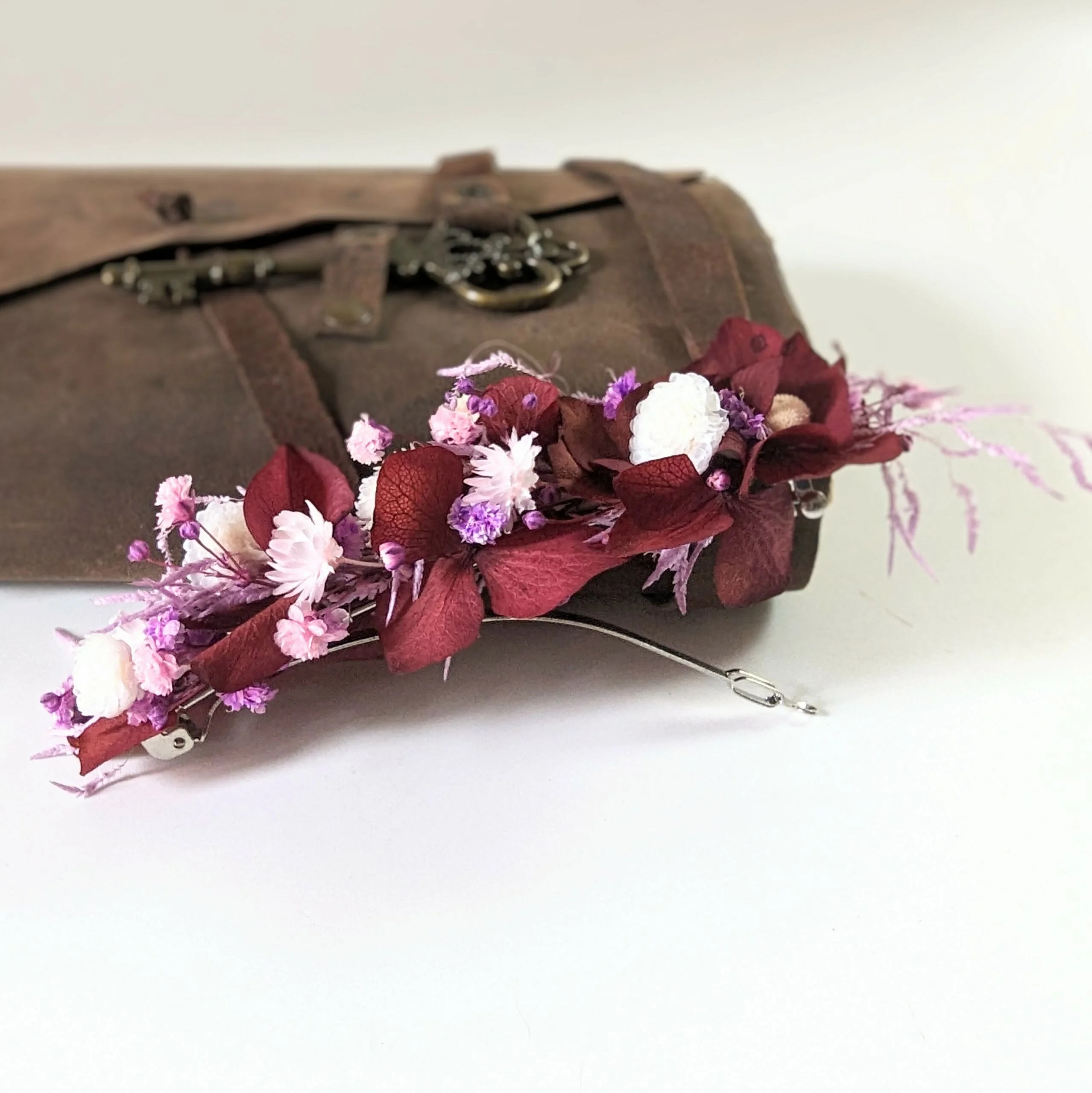 Barrette à cheveux fleurie pour coiffure de mariage en fleurs stabilisées bordeaux & blanches, Betty – Image 3