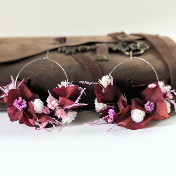 Boucles d’oreilles créoles en fleurs stabilisées aux nuances bordeaux & blanches, Betty – Image 2