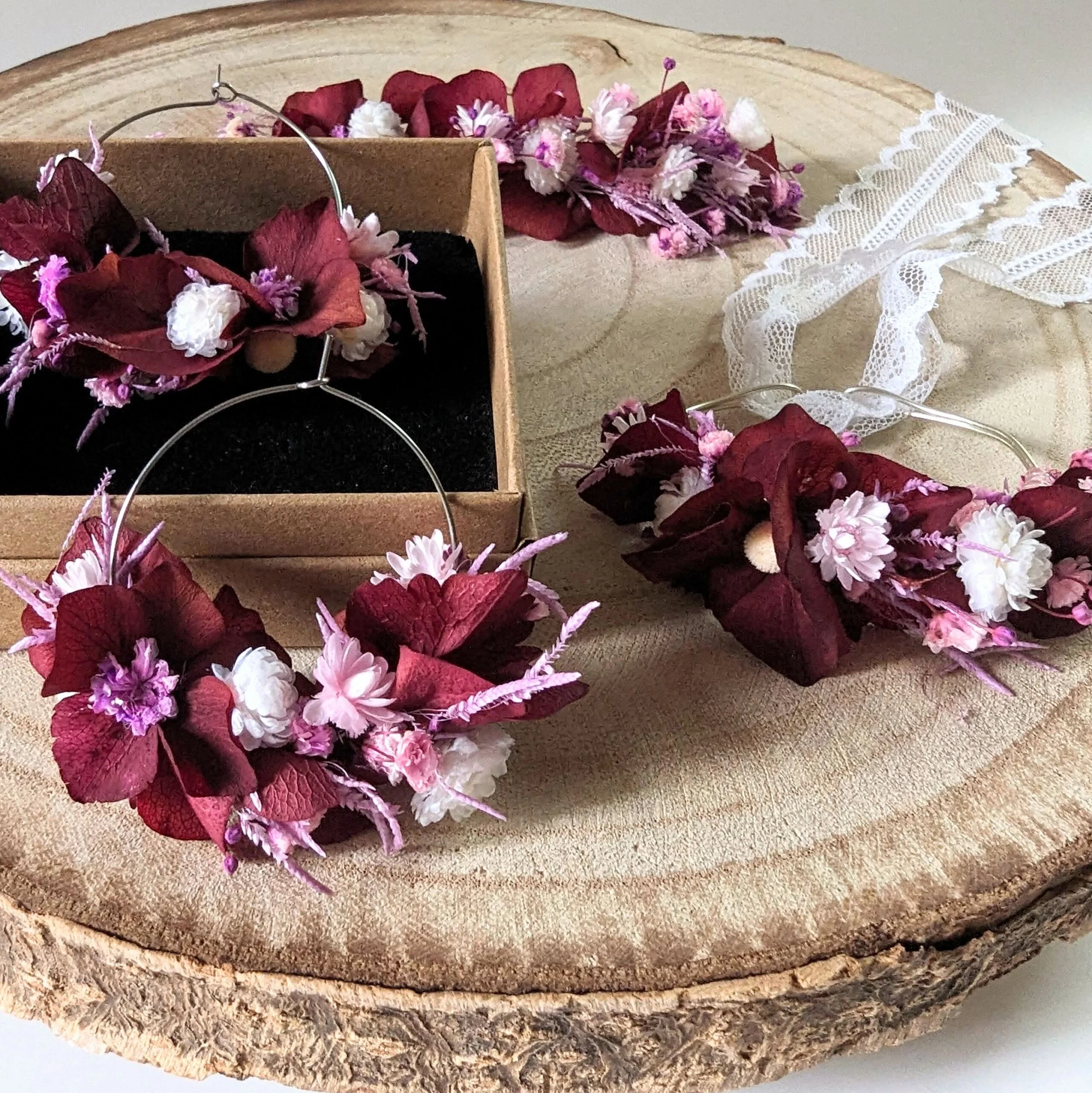 Barrette à cheveux fleurie pour coiffure de mariage en fleurs stabilisées bordeaux & blanches, Betty – Image 4