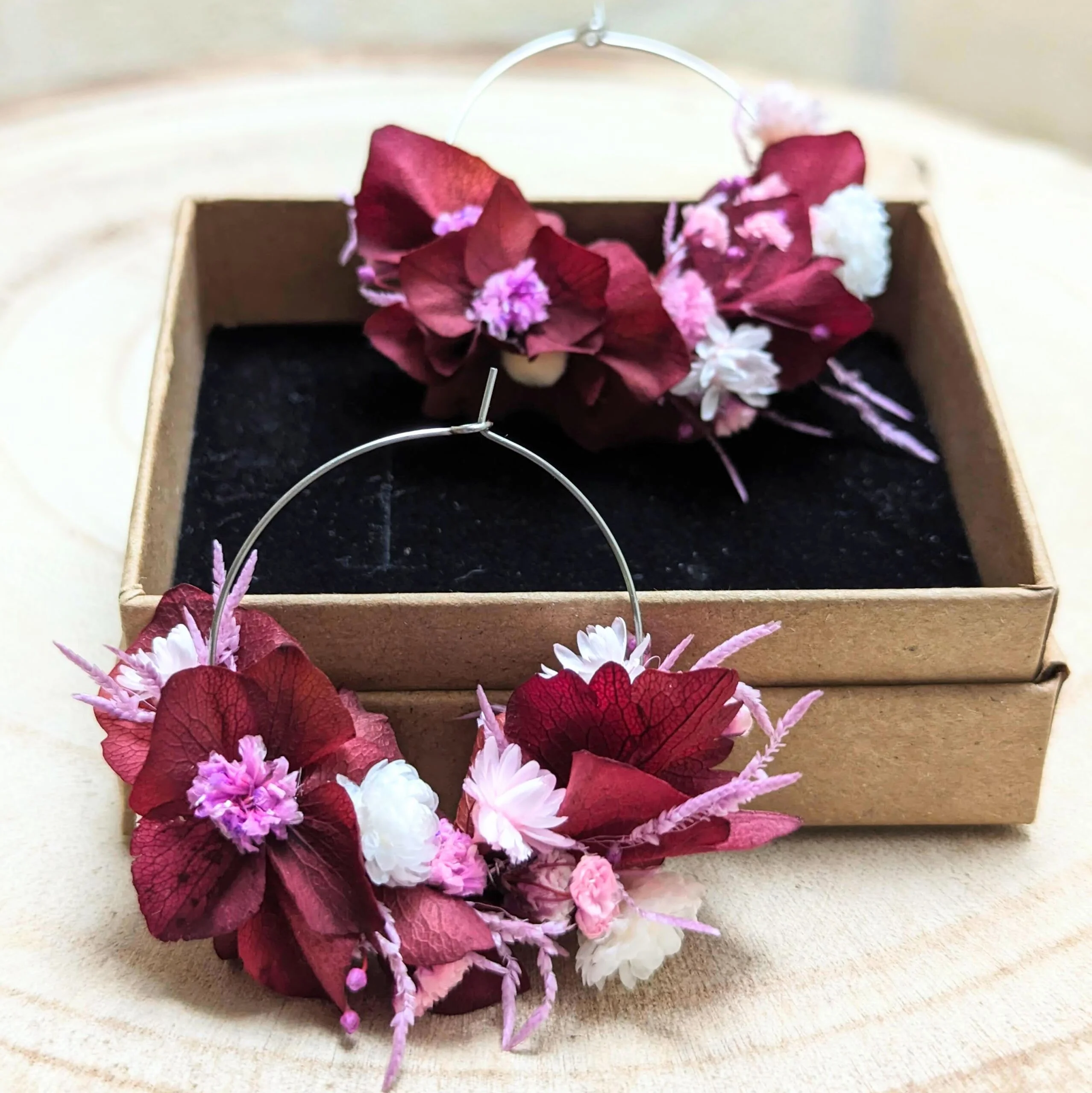 Boucles d’oreilles créoles en fleurs stabilisées aux nuances bordeaux & blanches, Betty