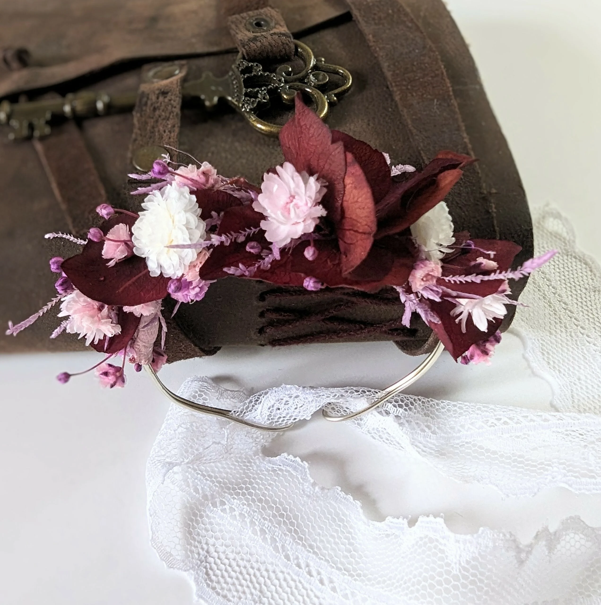 Bracelet artisanal fleurs stabilisées aux couleurs bordeaux & blanches, Betty