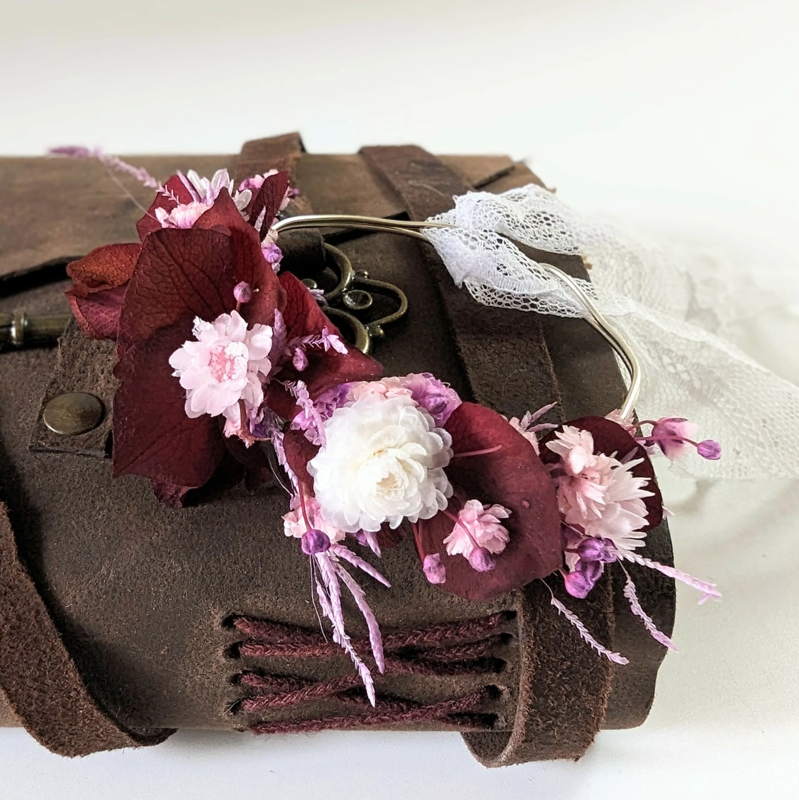 Bracelet artisanal fleurs stabilisées aux couleurs bordeaux & blanches, Betty – Image 2