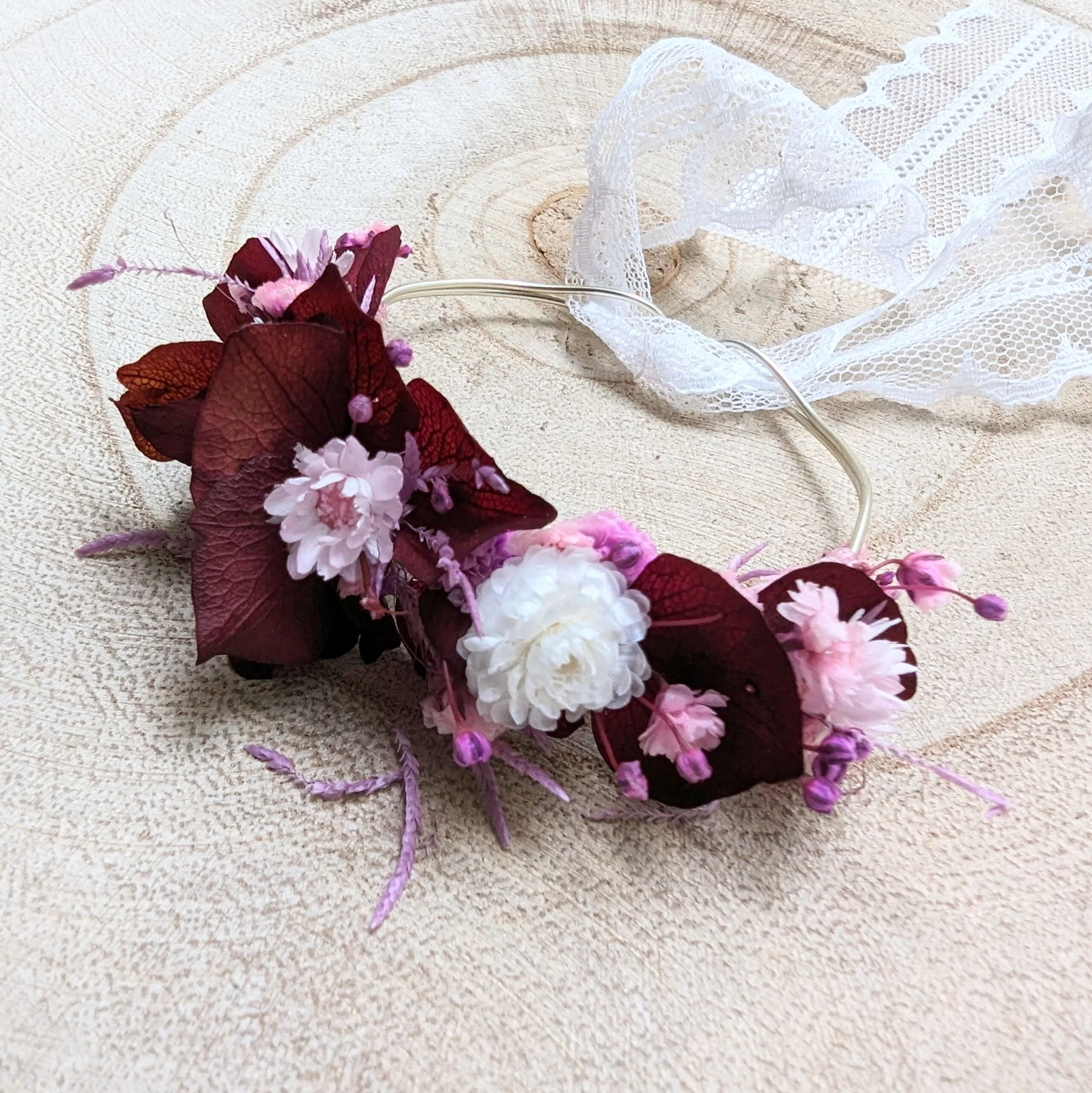 Bracelet artisanal fleurs stabilisées aux couleurs bordeaux & blanches, Betty – Image 3