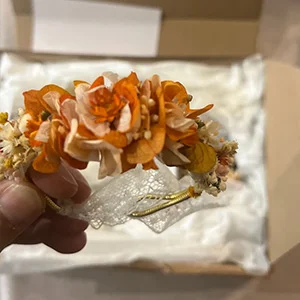 Bracelet de mariée artisanal en fleurs stabilisées orangées, Chloé évalué par Emilie