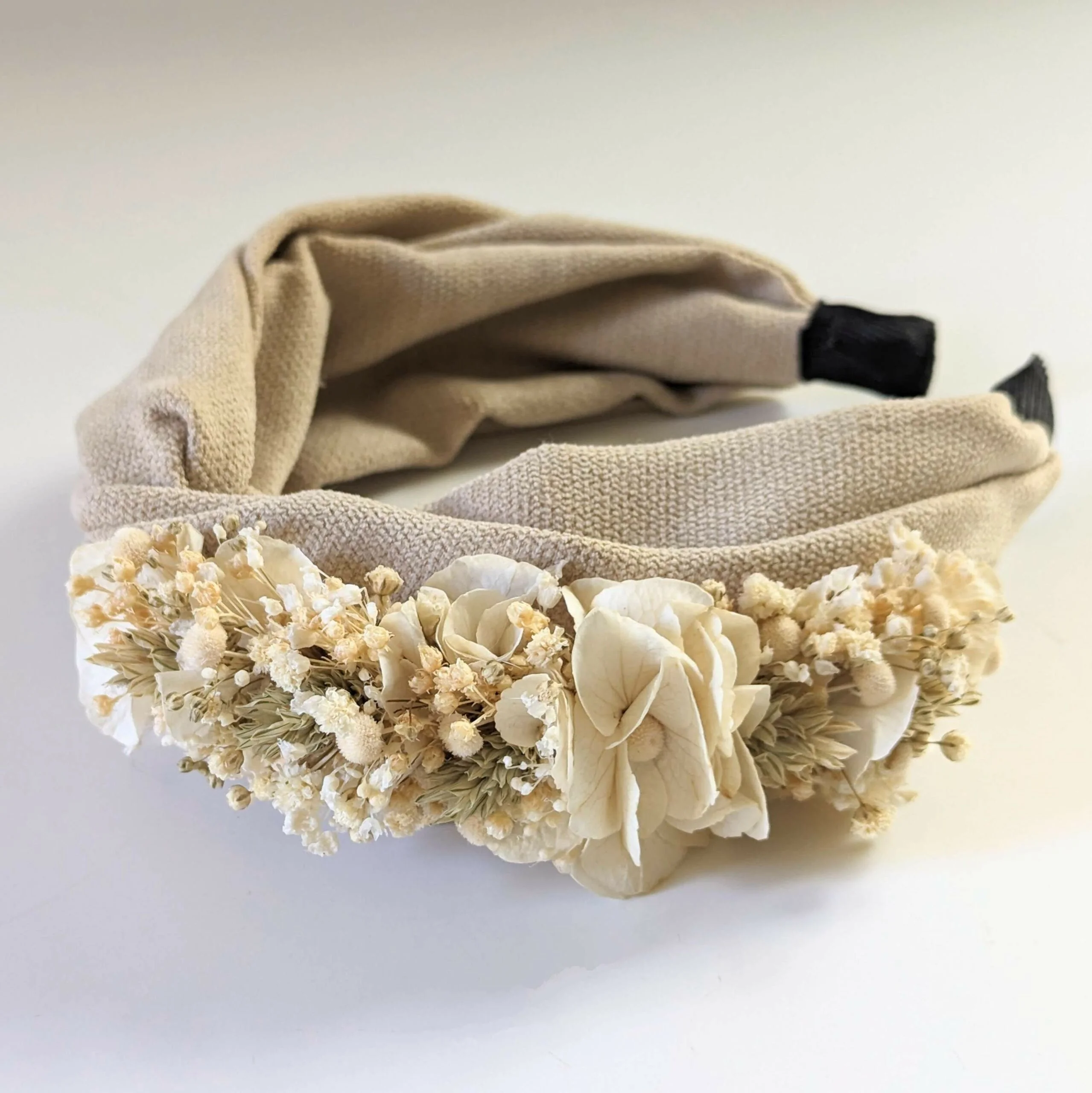Serre-tête artisanal orné de fleurs séchées & stabilisées beiges, Luna – Image 4