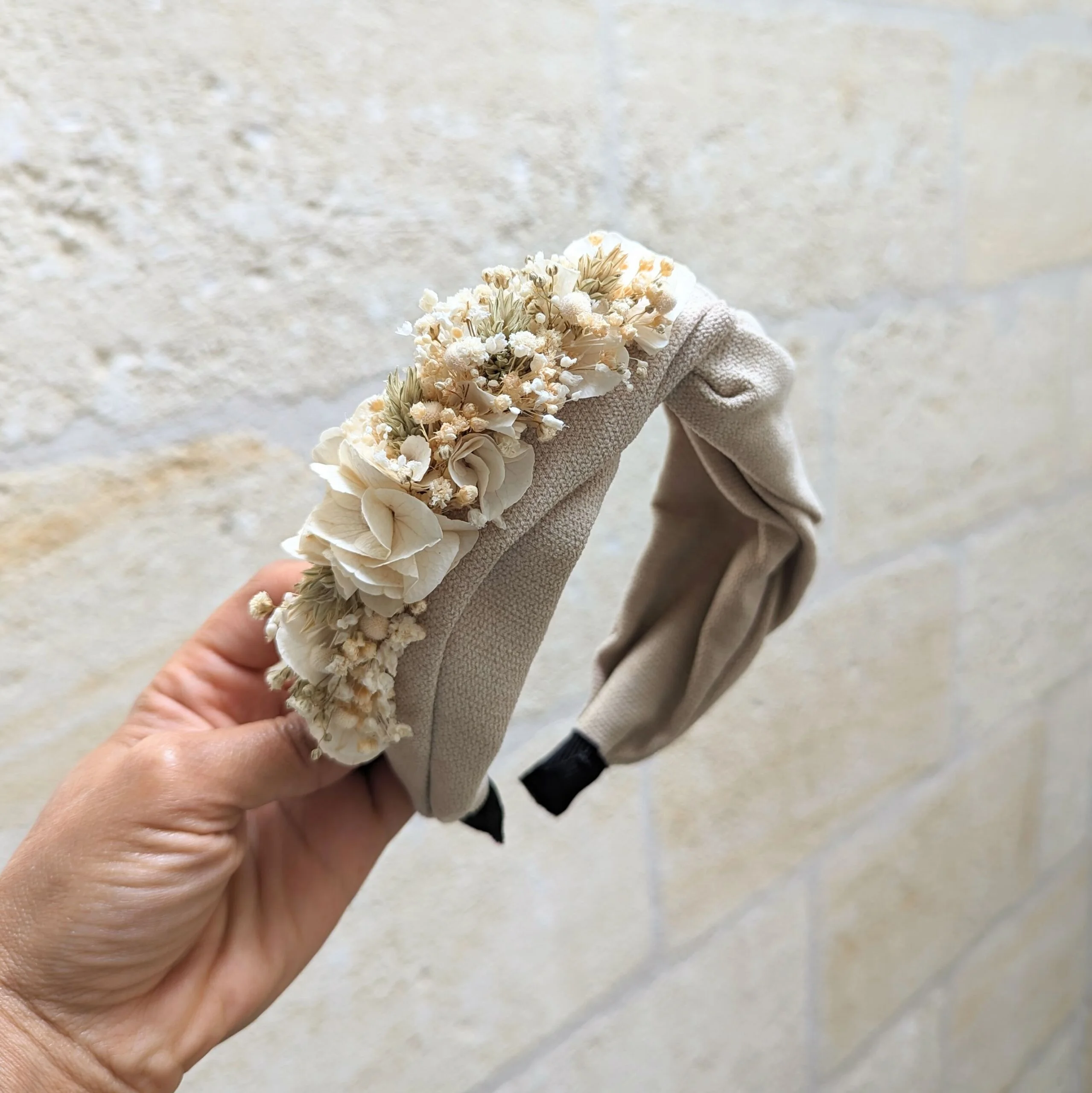 Serre-tête artisanal orné de fleurs séchées & stabilisées beiges, Luna – Image 2