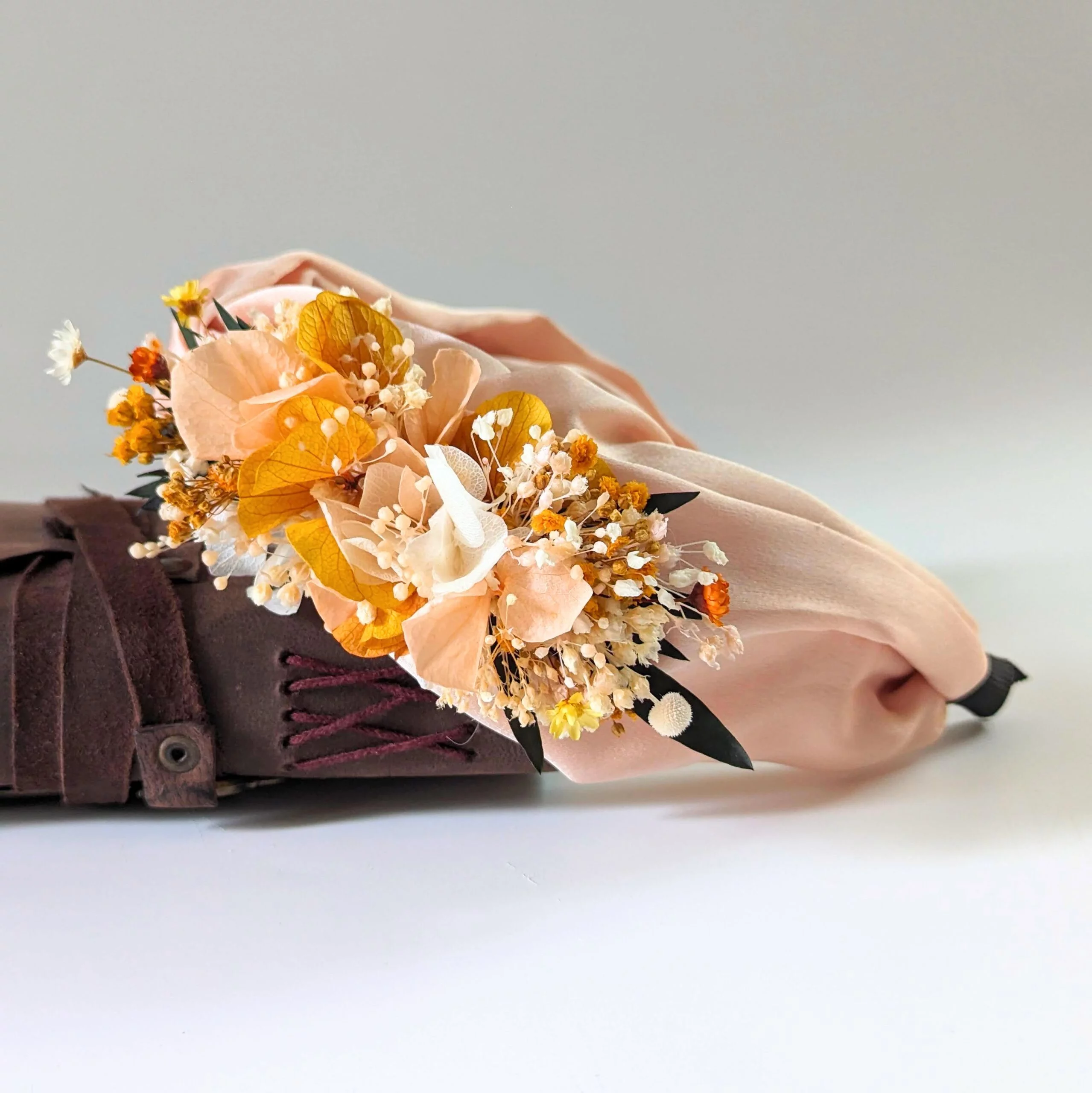 Serre-tête artisanal orné de fleurs séchées & stabilisées orangées, Chloé – Image 3