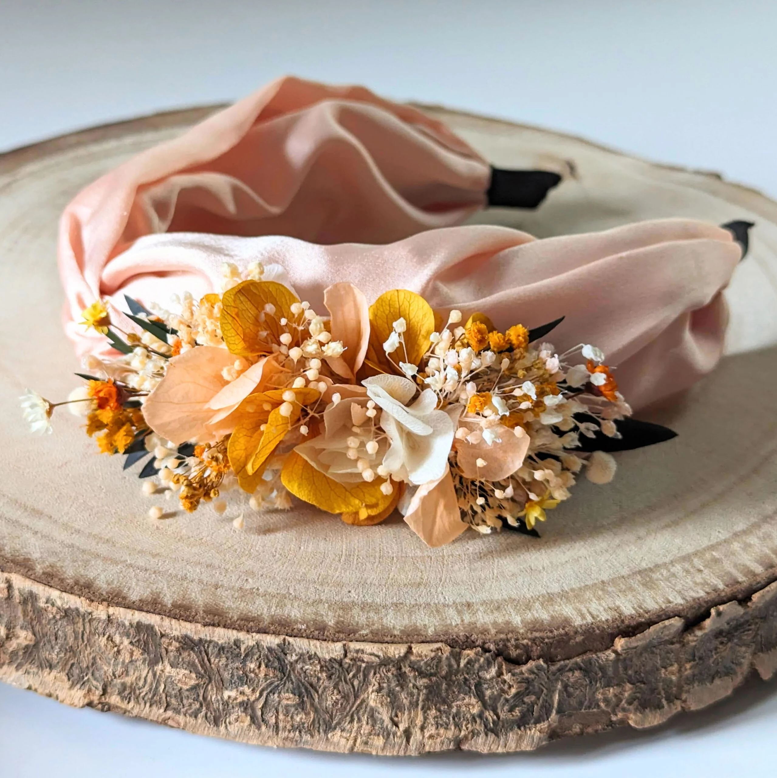 Serre-tête artisanal orné de fleurs séchées & stabilisées orangées, Chloé – Image 2