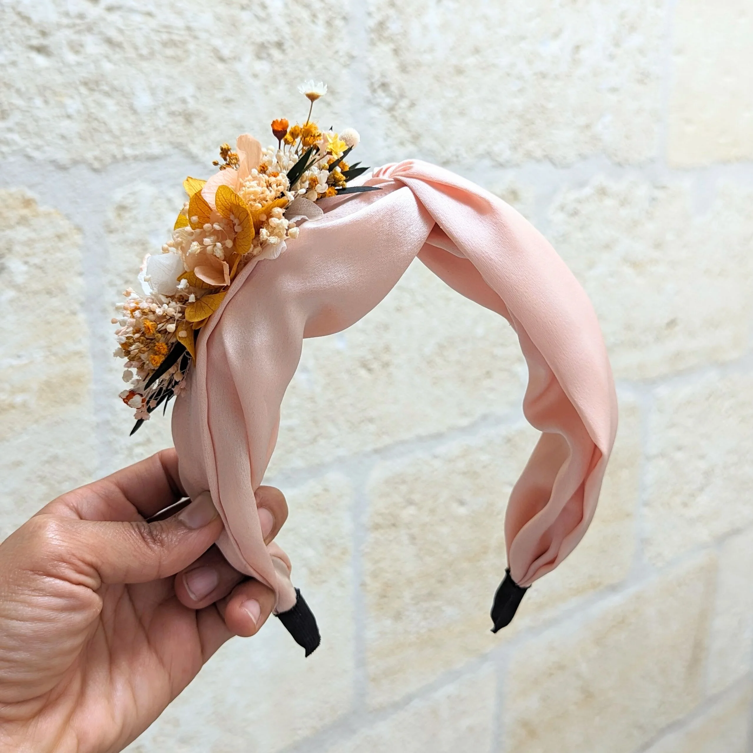 Serre-tête artisanal orné de fleurs séchées & stabilisées orangées, Chloé – Image 4
