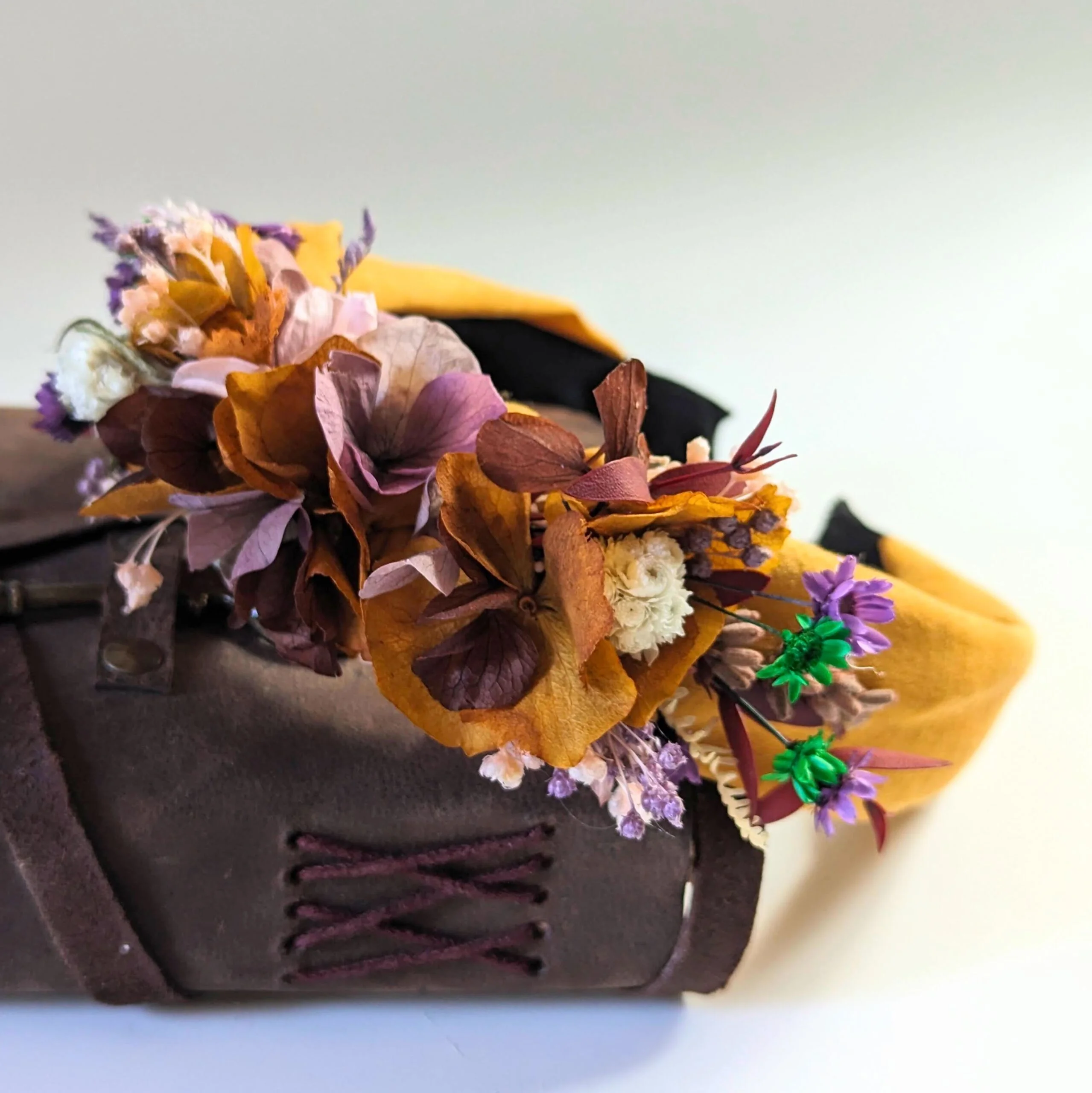 Serre-tête artisanal orné de fleurs stabilisées terracotta, oranges & violettes, Naranja