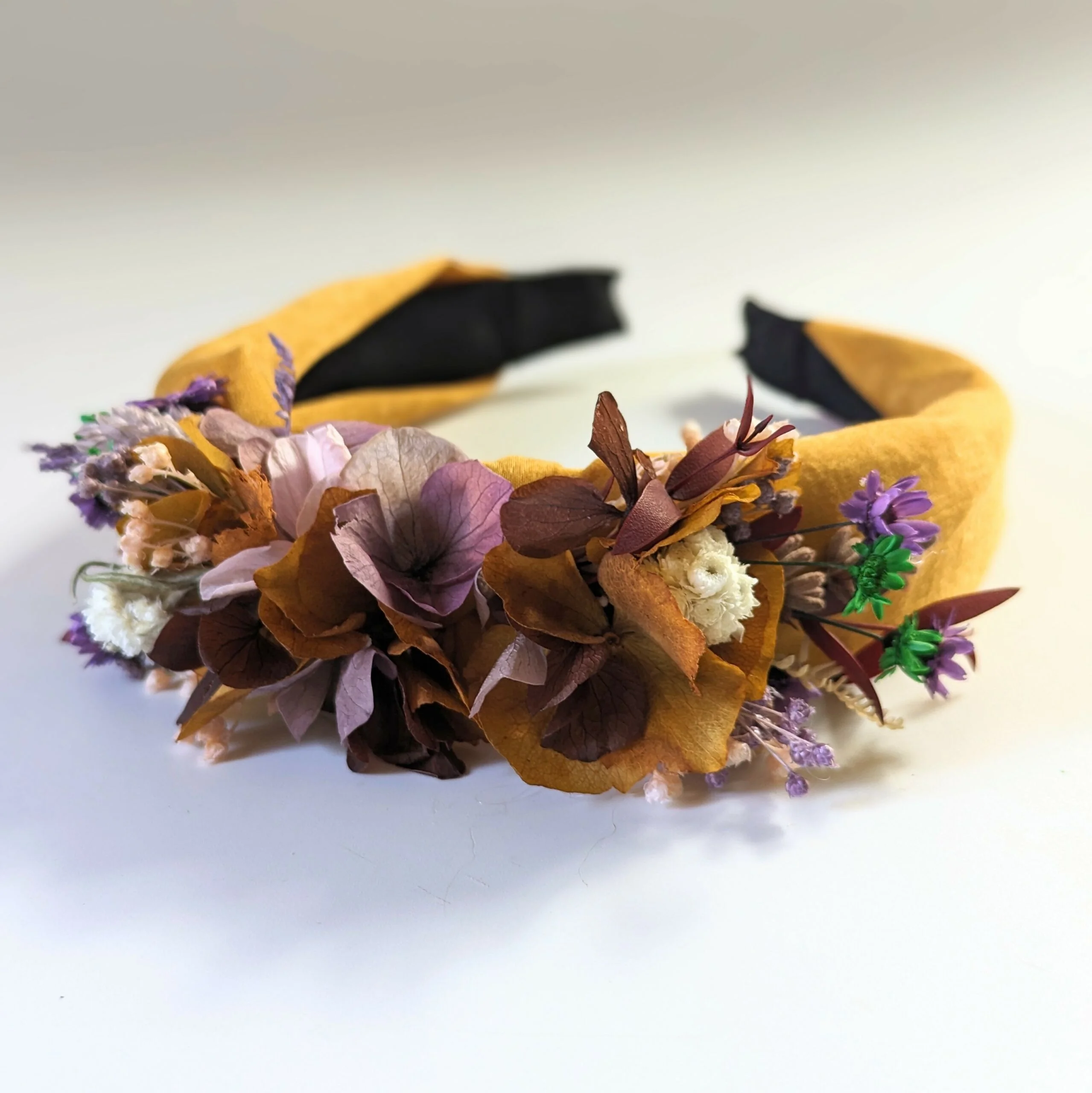 Serre-tête artisanal orné de fleurs stabilisées terracotta, oranges & violettes, Naranja – Image 3
