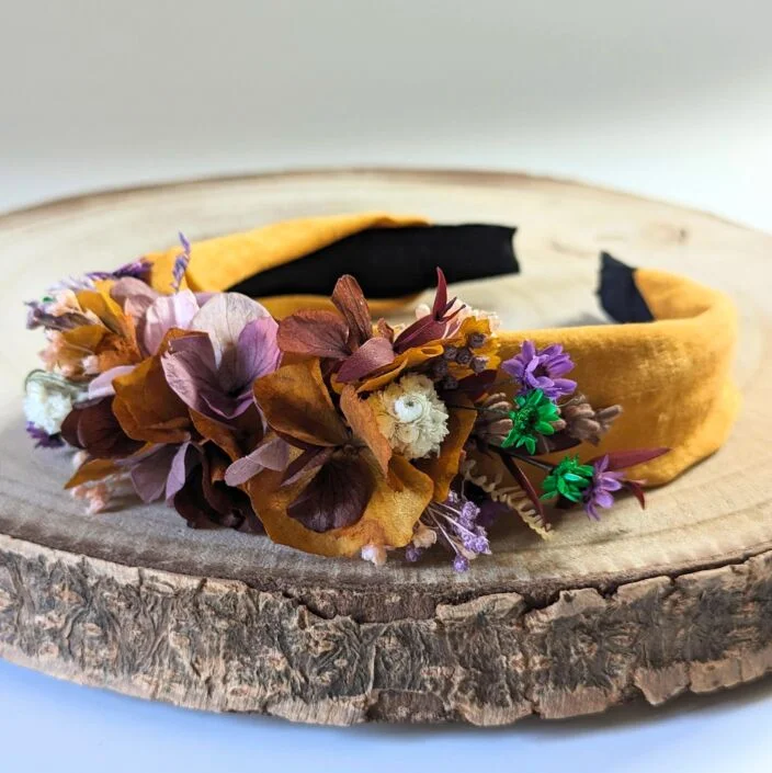 Serre-tête artisanal orné de fleurs stabilisées terracotta, oranges & violettes, Naranja – Image 2