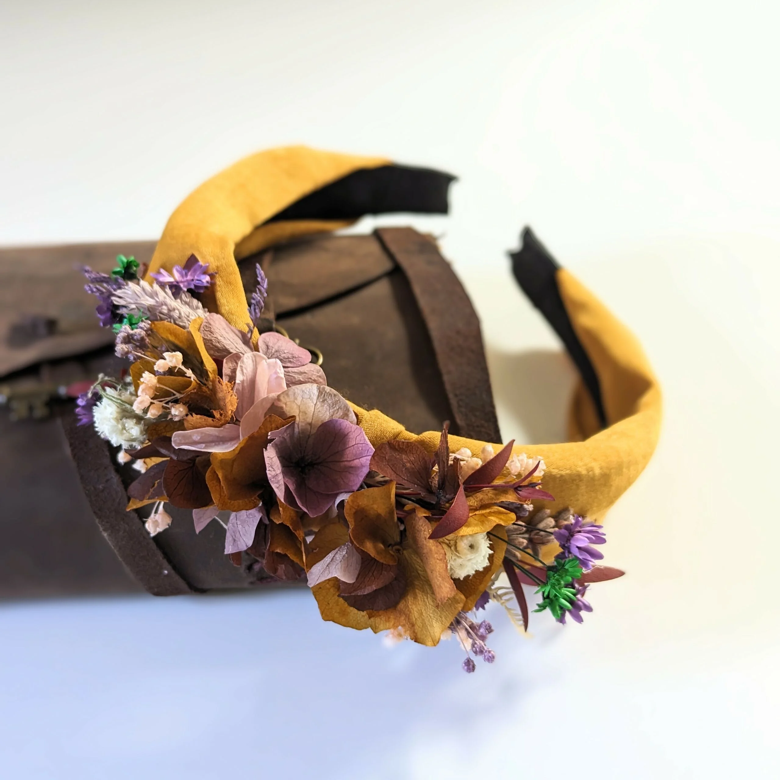 Serre-tête artisanal orné de fleurs stabilisées terracotta, oranges & violettes, Naranja – Image 4