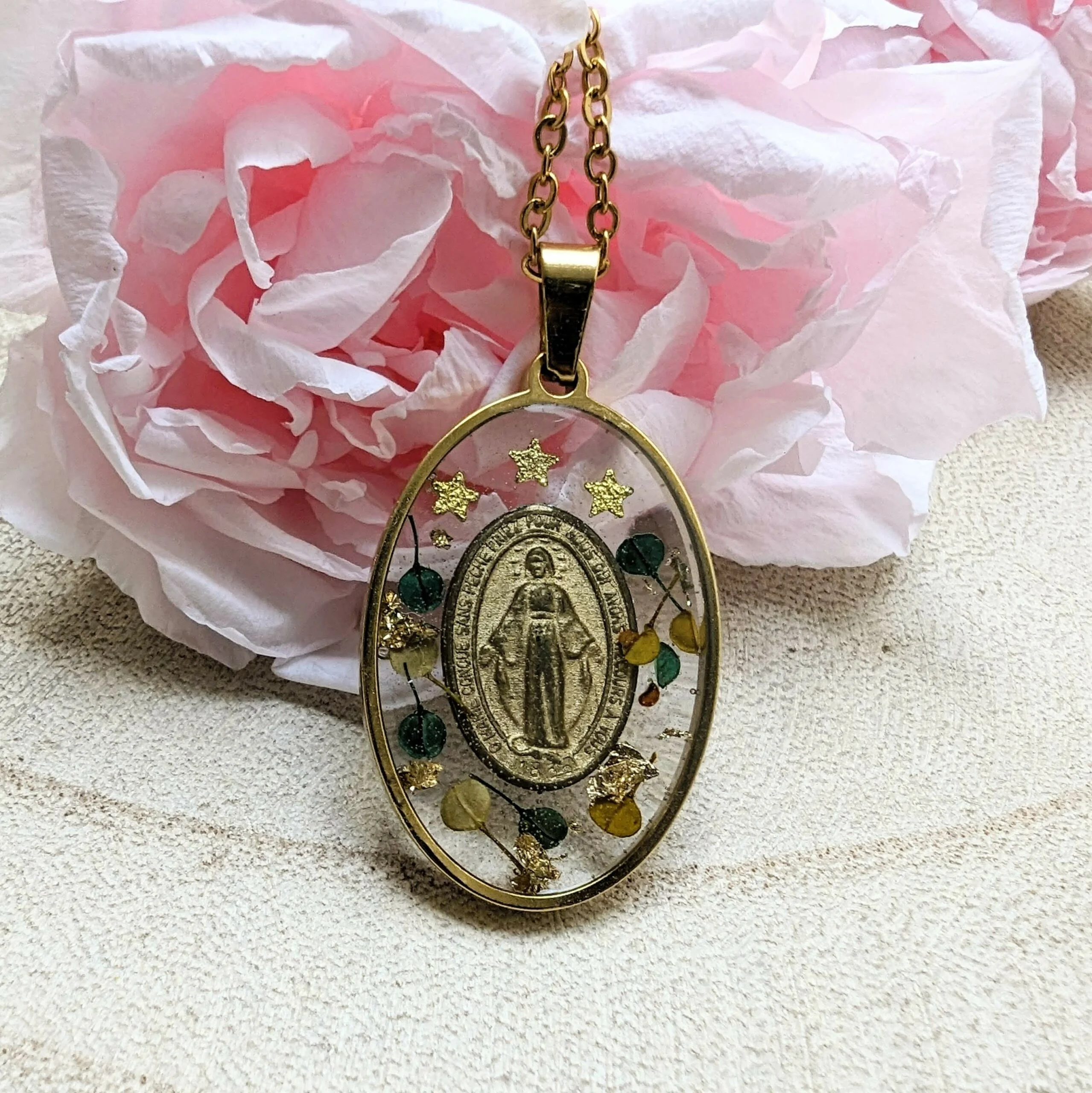 Collier médaille miraculeuse fleurie dans les tons bleus, safran, Maria