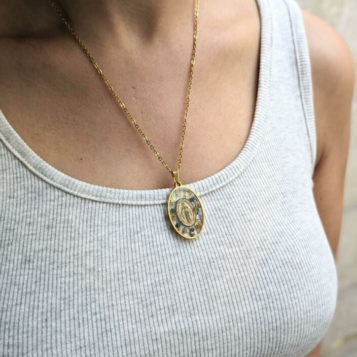 Collier médaille miraculeuse fleurie dans les tons bleus, safran, Maria – Image 3