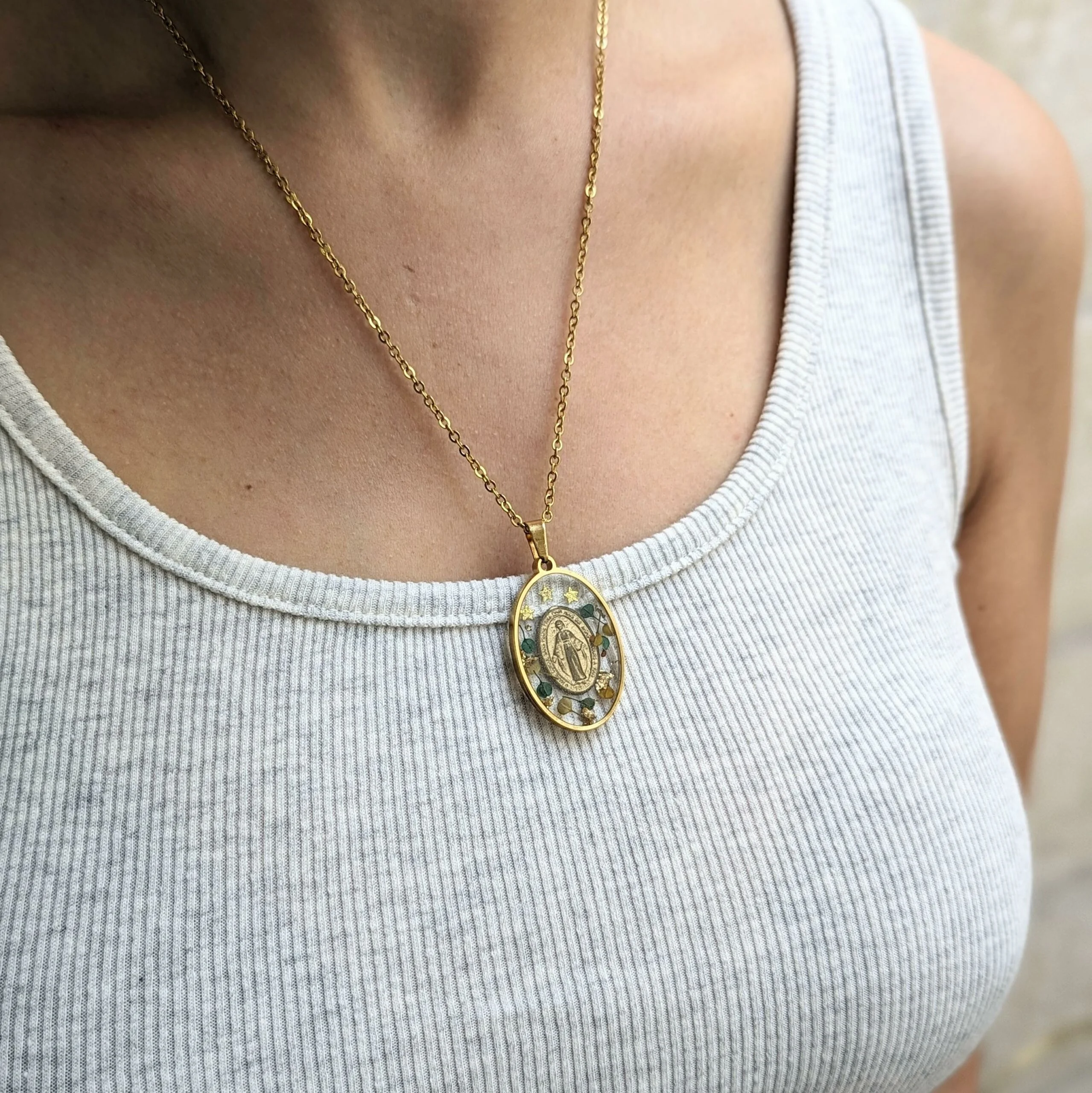 Collier médaille miraculeuse fleurie dans les tons bleus, safran, Maria – Image 3