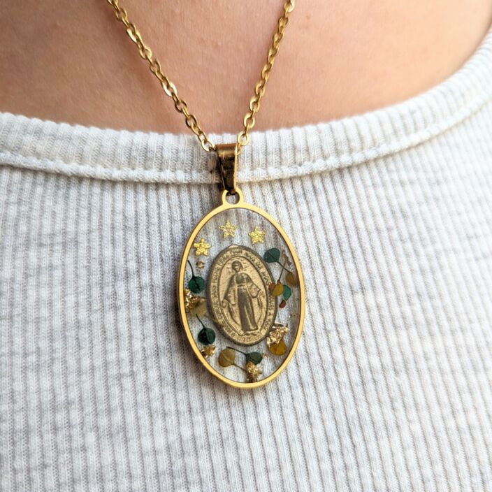 Collier médaille miraculeuse fleurie dans les tons bleus, safran, Maria – Image 2