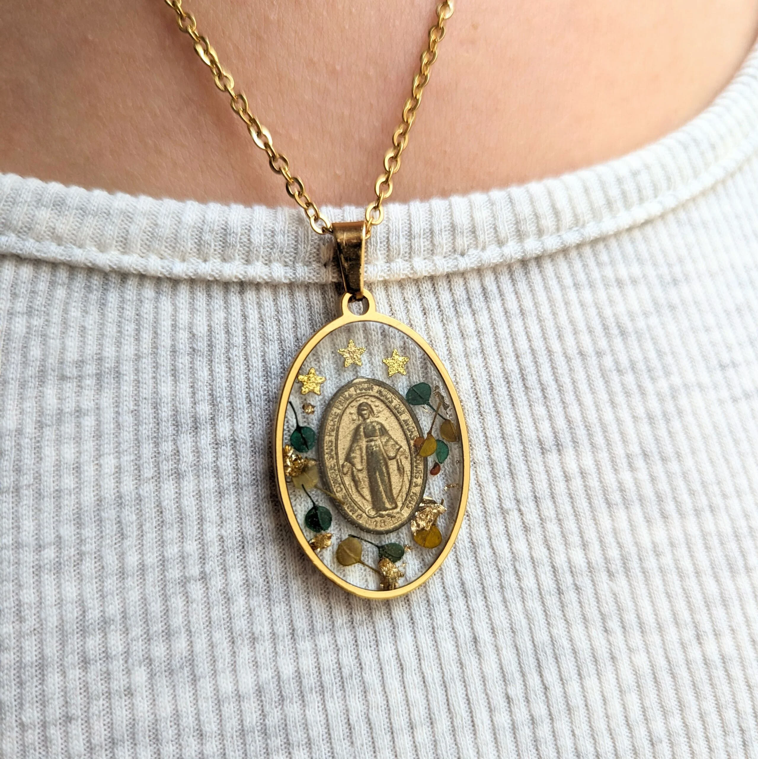 Collier médaille miraculeuse fleurie dans les tons bleus, safran, Maria – Image 2