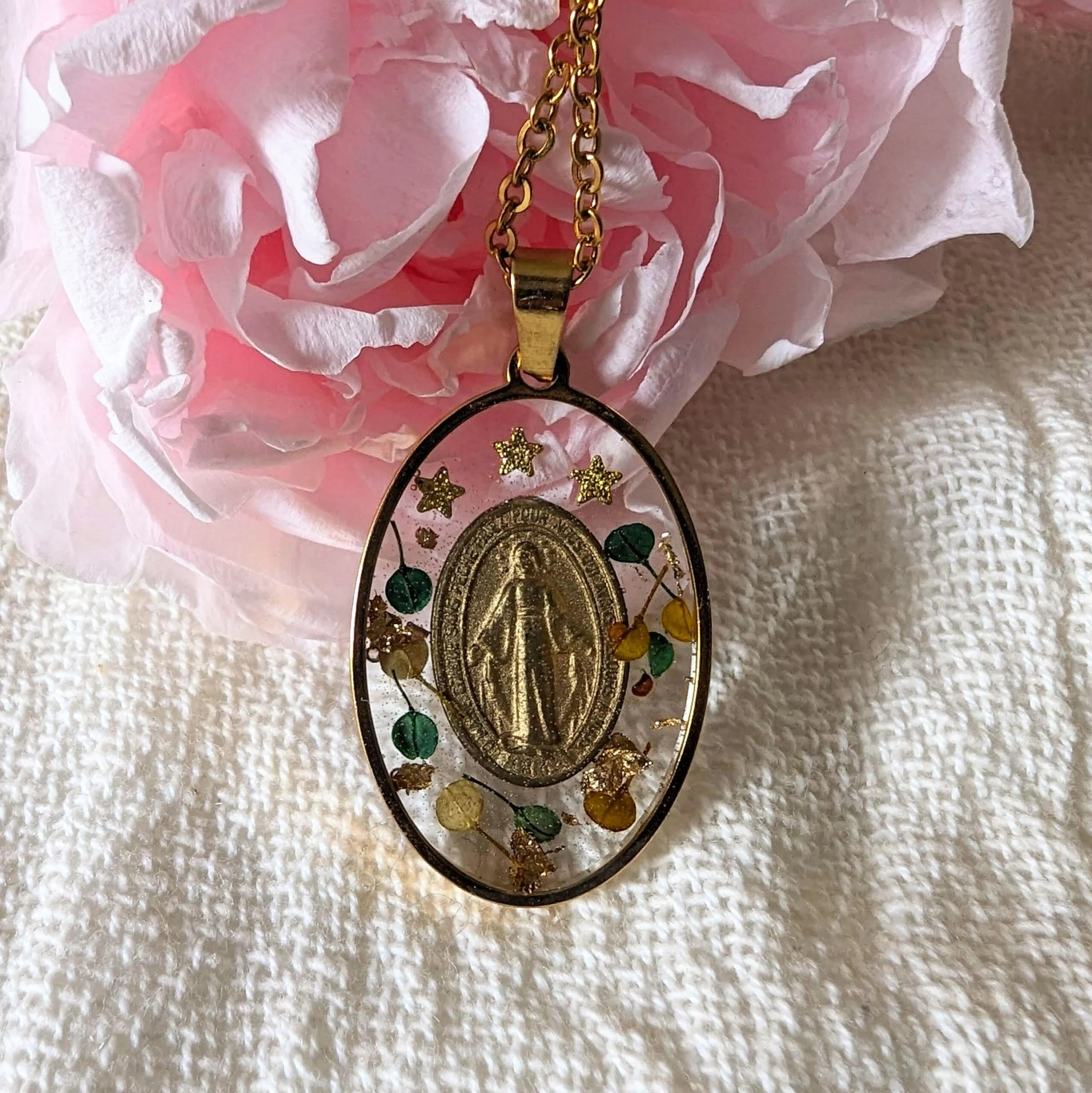 Collier médaille miraculeuse fleurie dans les tons bleus, safran, Maria – Image 4