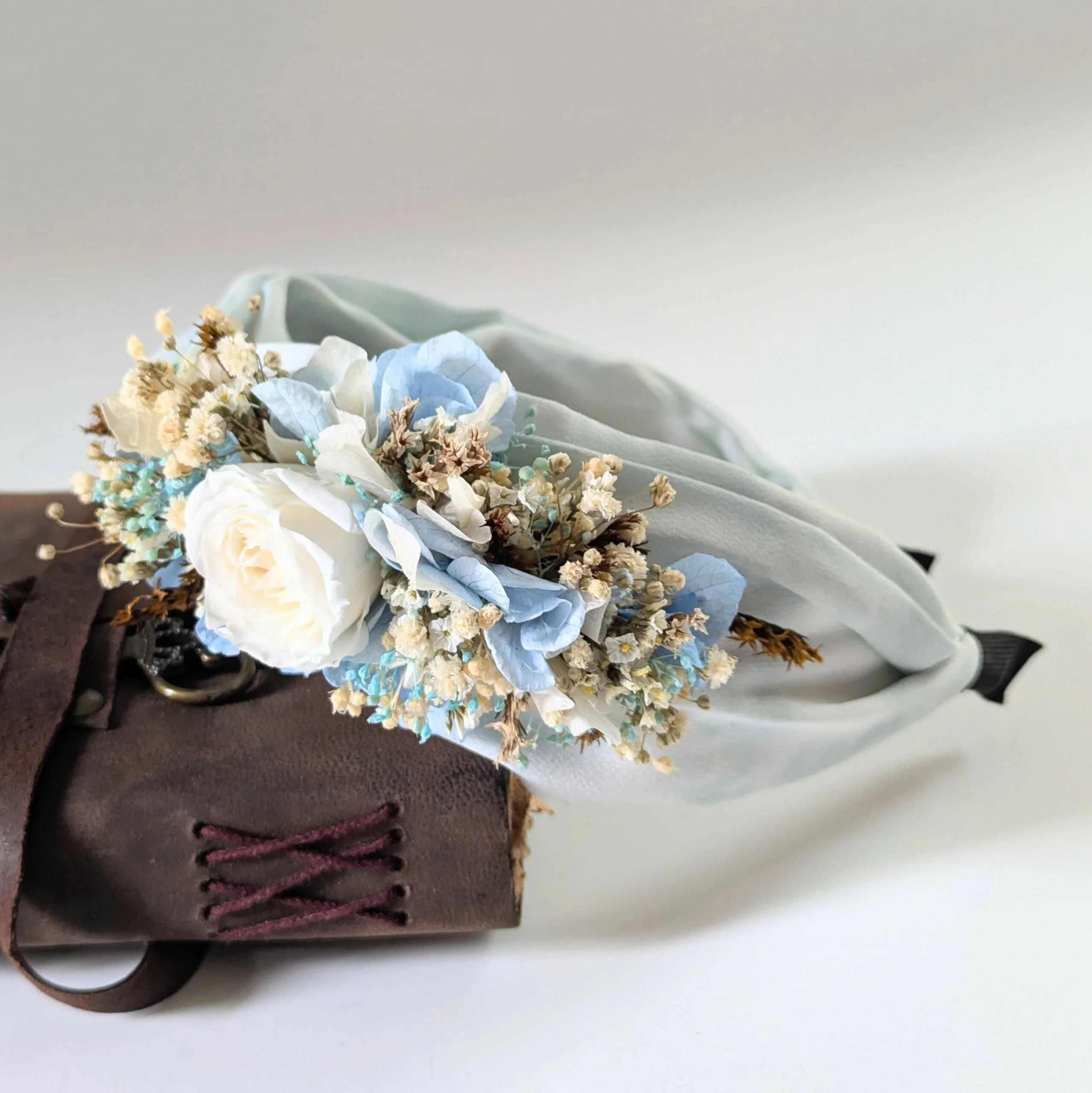 Serre-tête artisanal orné de fleurs stabilisées aux nuances bleu ciel, Jennifer – Image 4