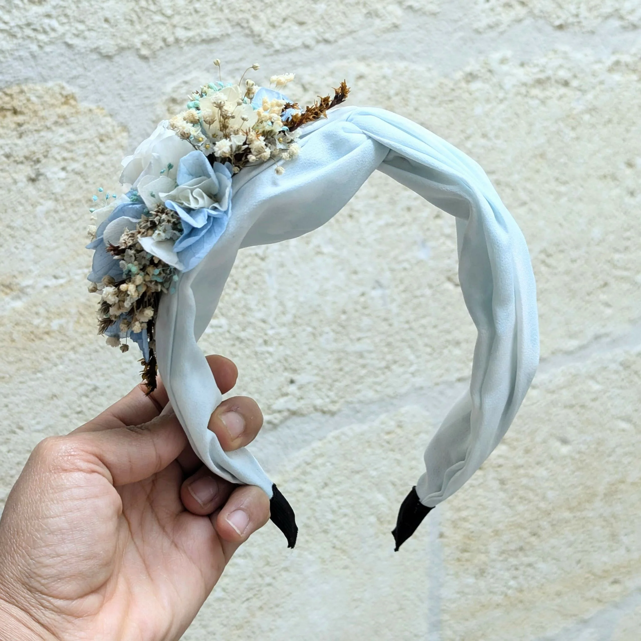 Serre-tête artisanal orné de fleurs stabilisées aux nuances bleu ciel, Jennifer – Image 2