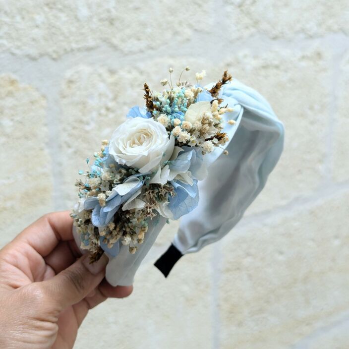 Serre-tête artisanal orné de fleurs stabilisées aux nuances bleu ciel, Jennifer – Image 3