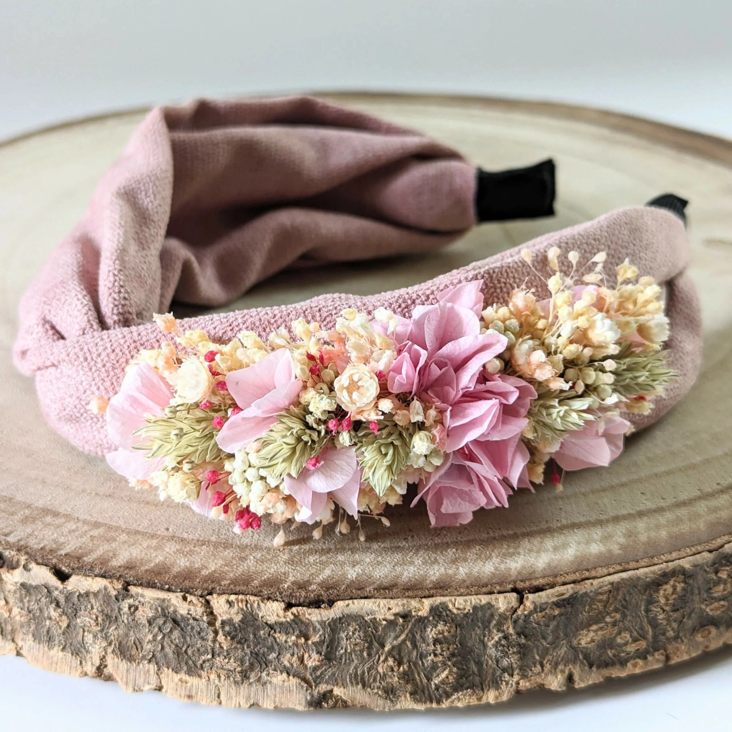 Serre-tête artisanal orné de fleurs stabilisées aux nuances roses, vertes, Romy – Image 4