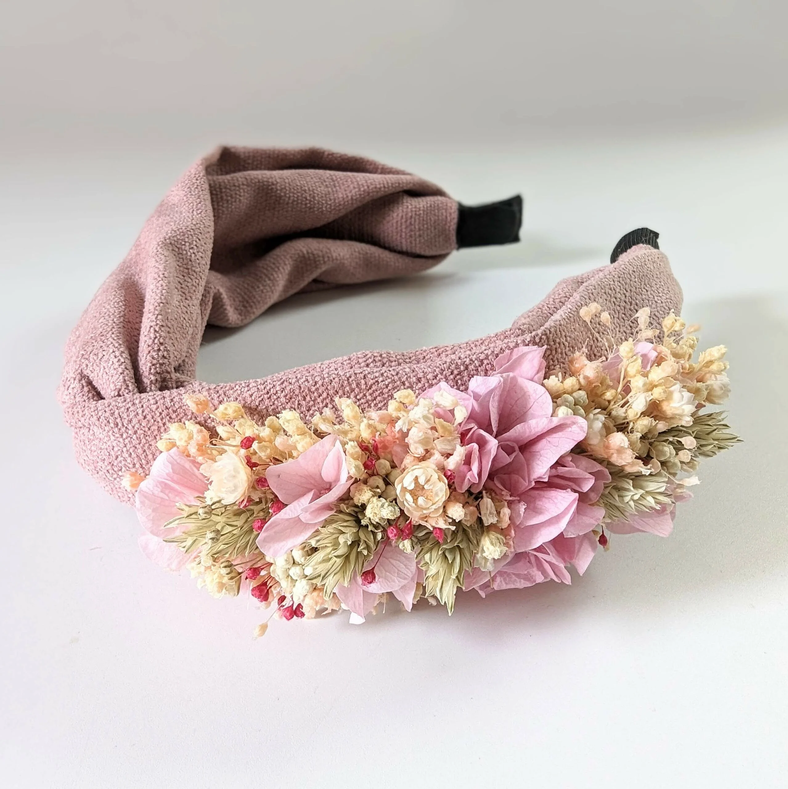 Serre-tête artisanal orné de fleurs stabilisées aux nuances roses, vertes, Romy – Image 3