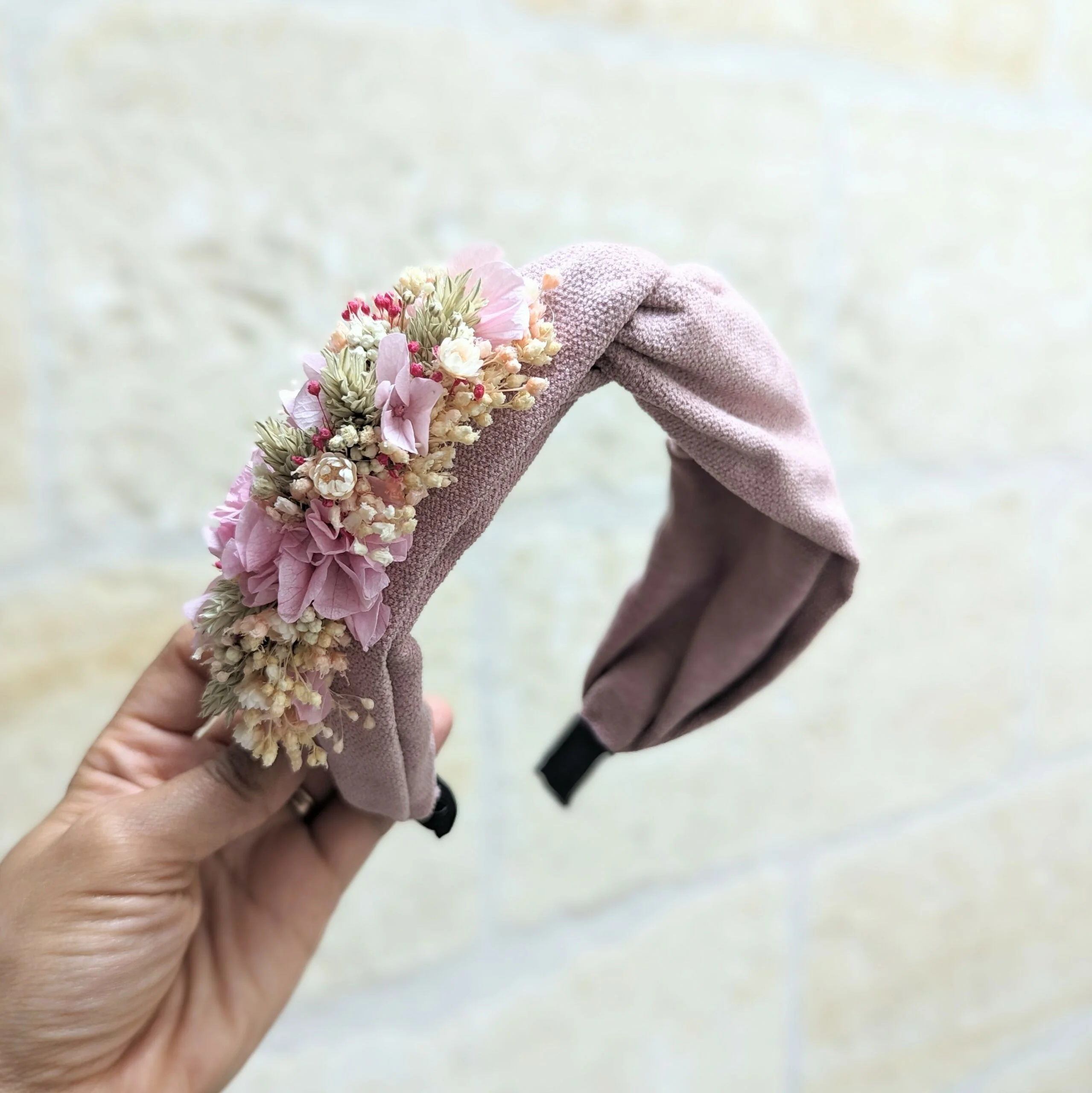 Serre-tête artisanal orné de fleurs stabilisées aux nuances roses, vertes, Romy – Image 2