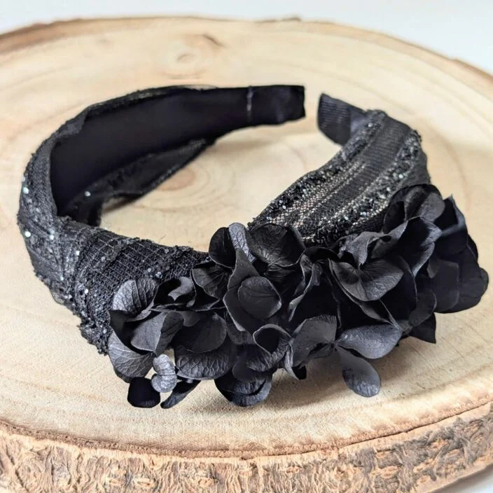 Serre-tête artisanal orné d'hortensia stabilisé noir, Lolita