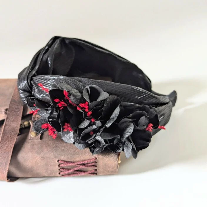 Serre-tête artisanal orné d'hortensia stabilisé noir, Lolita – Image 3