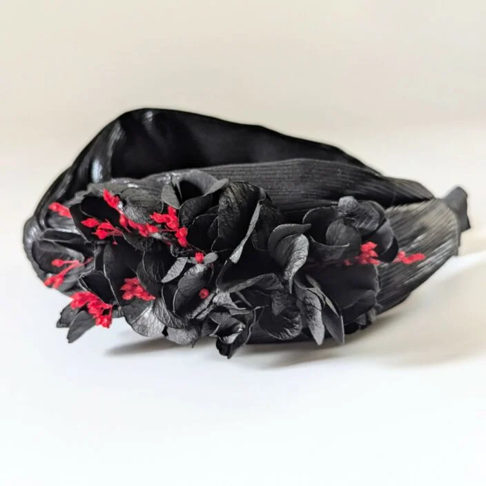Serre-tête artisanal orné d'hortensia stabilisé noir, Lolita – Image 4