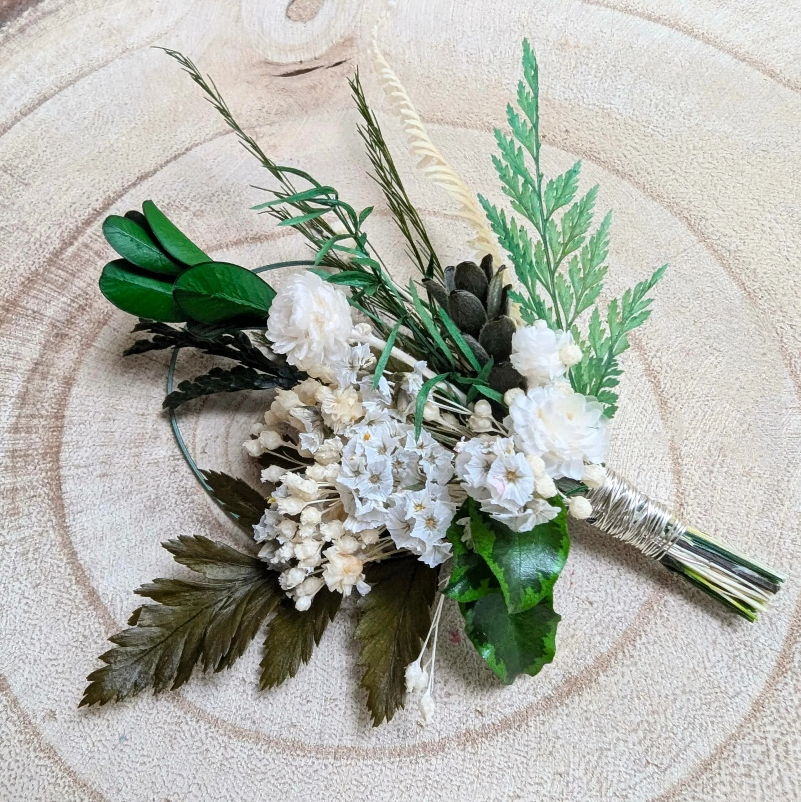 Boutonnière de marié artisanale en fleurs stabilisées aux nuances de vert et blanc, Élias – Image 2