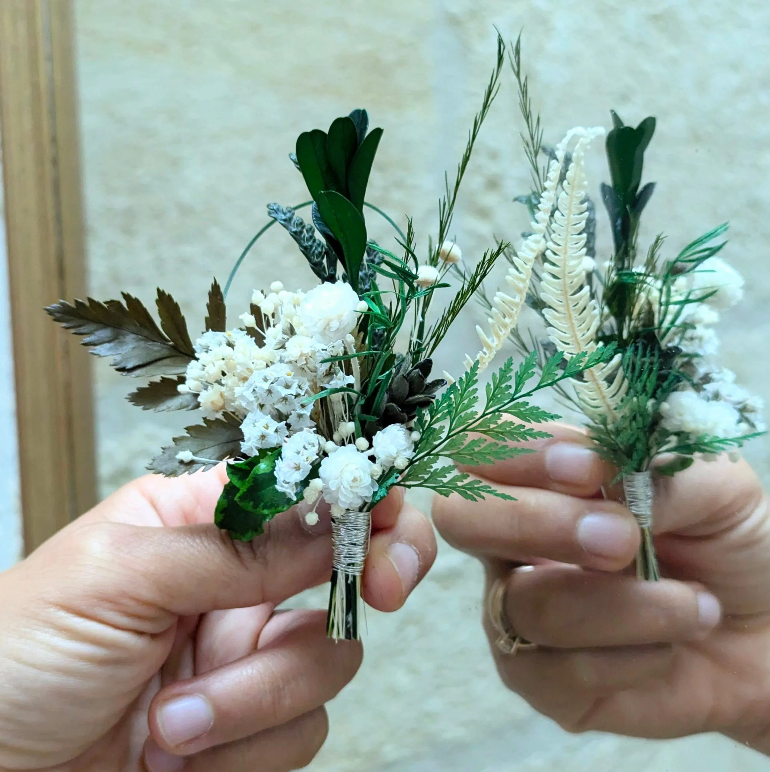 Boutonnière de marié artisanale en fleurs stabilisées aux nuances de vert et blanc, Élias – Image 3