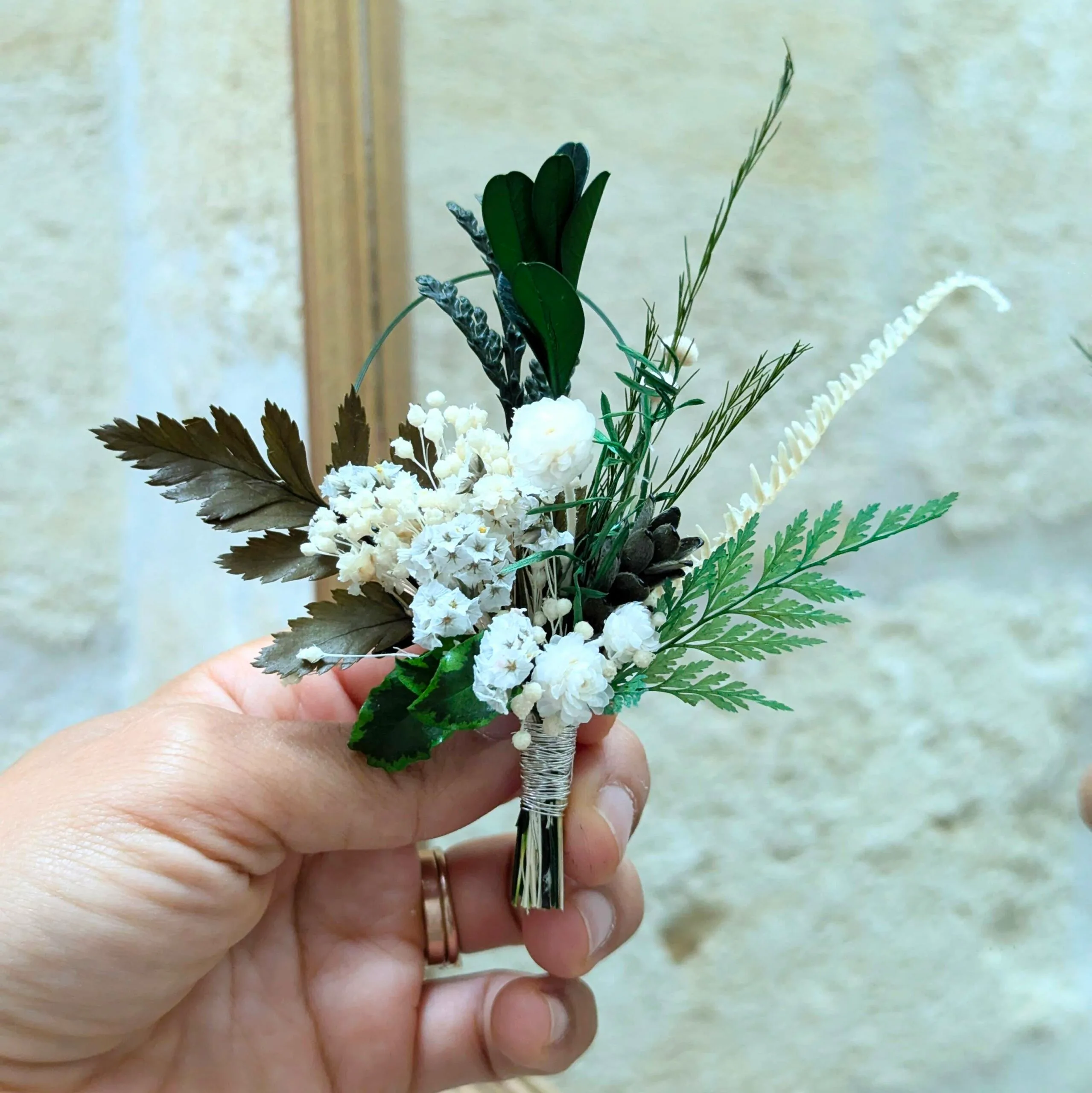 Boutonnière de marié artisanale en fleurs stabilisées aux nuances de vert et blanc, Élias – Image 4