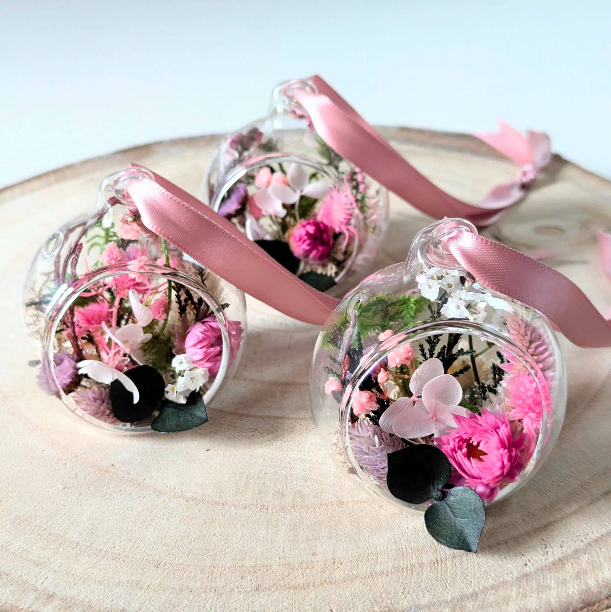 Boule de Noël en fleurs stabilisées roses et vertes, Féérie