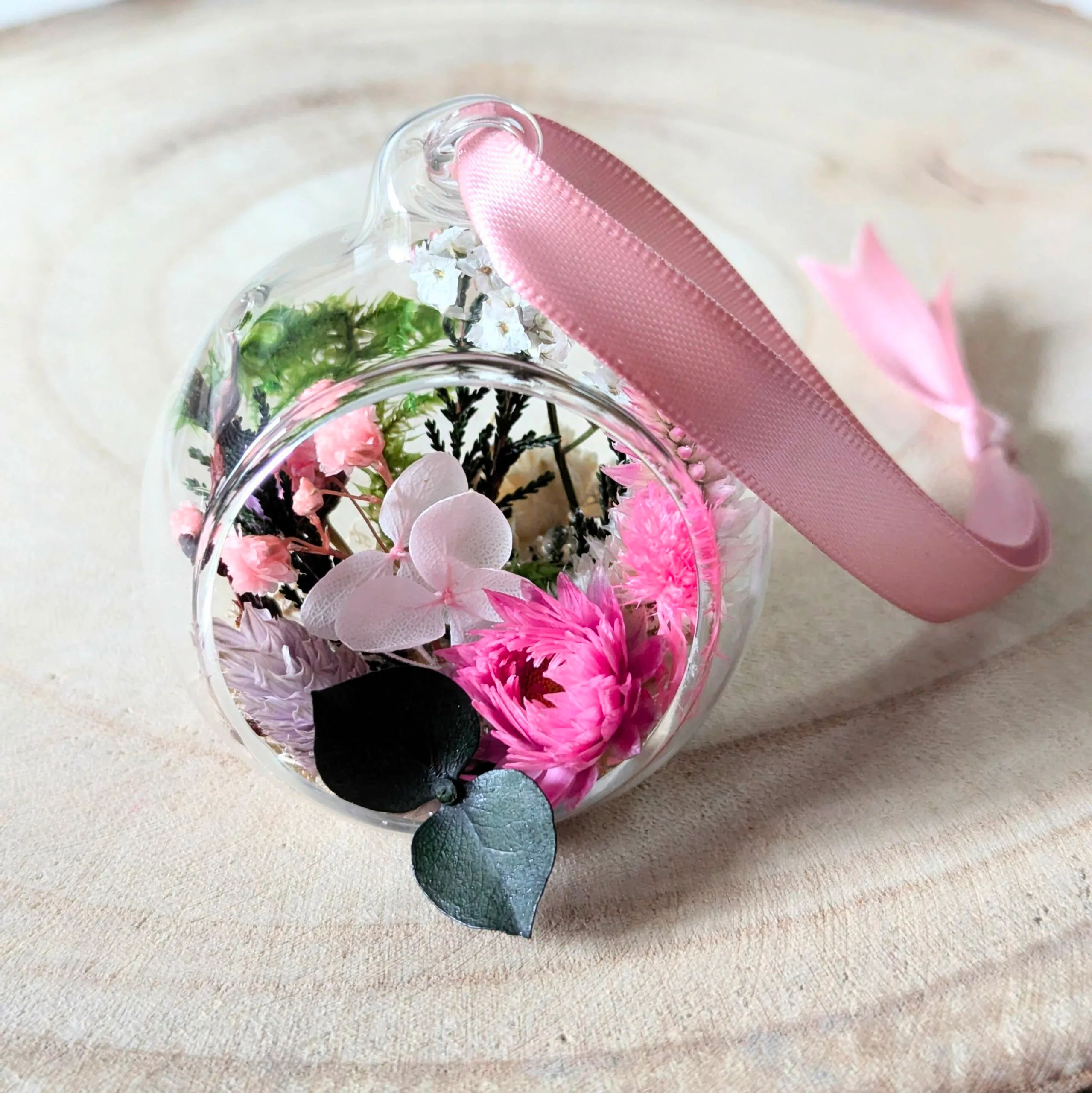 Boule de Noël en fleurs stabilisées roses et vertes, Féérie – Image 2