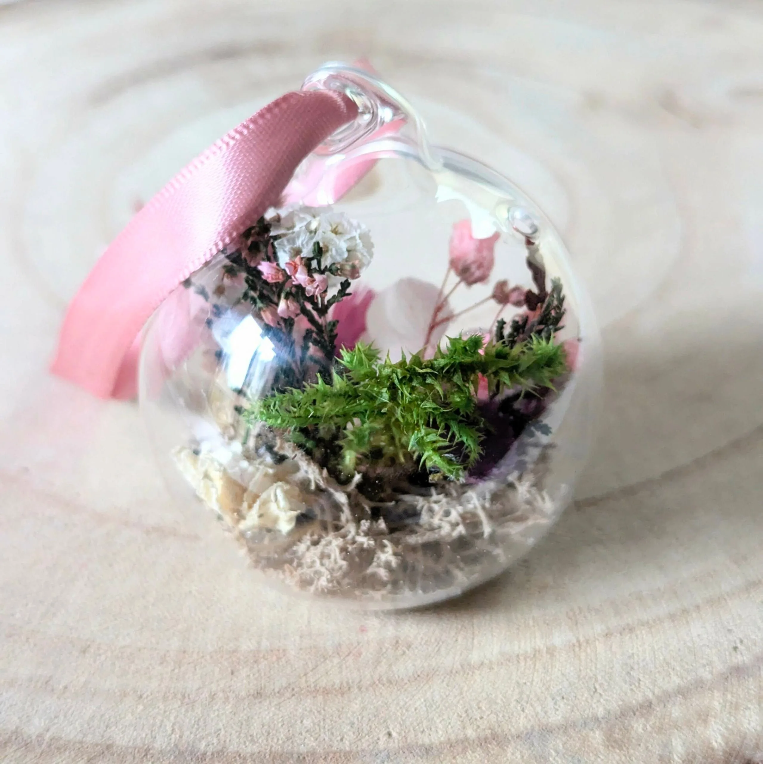 Boule de Noël en fleurs stabilisées roses et vertes, Féérie – Image 3