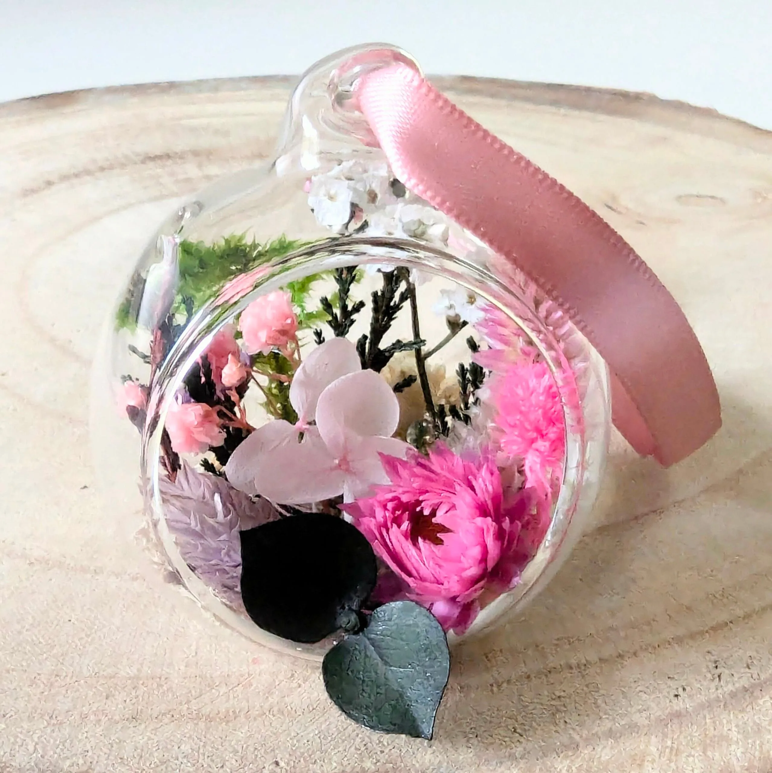 Boule de Noël en fleurs stabilisées roses et vertes, Féérie – Image 4