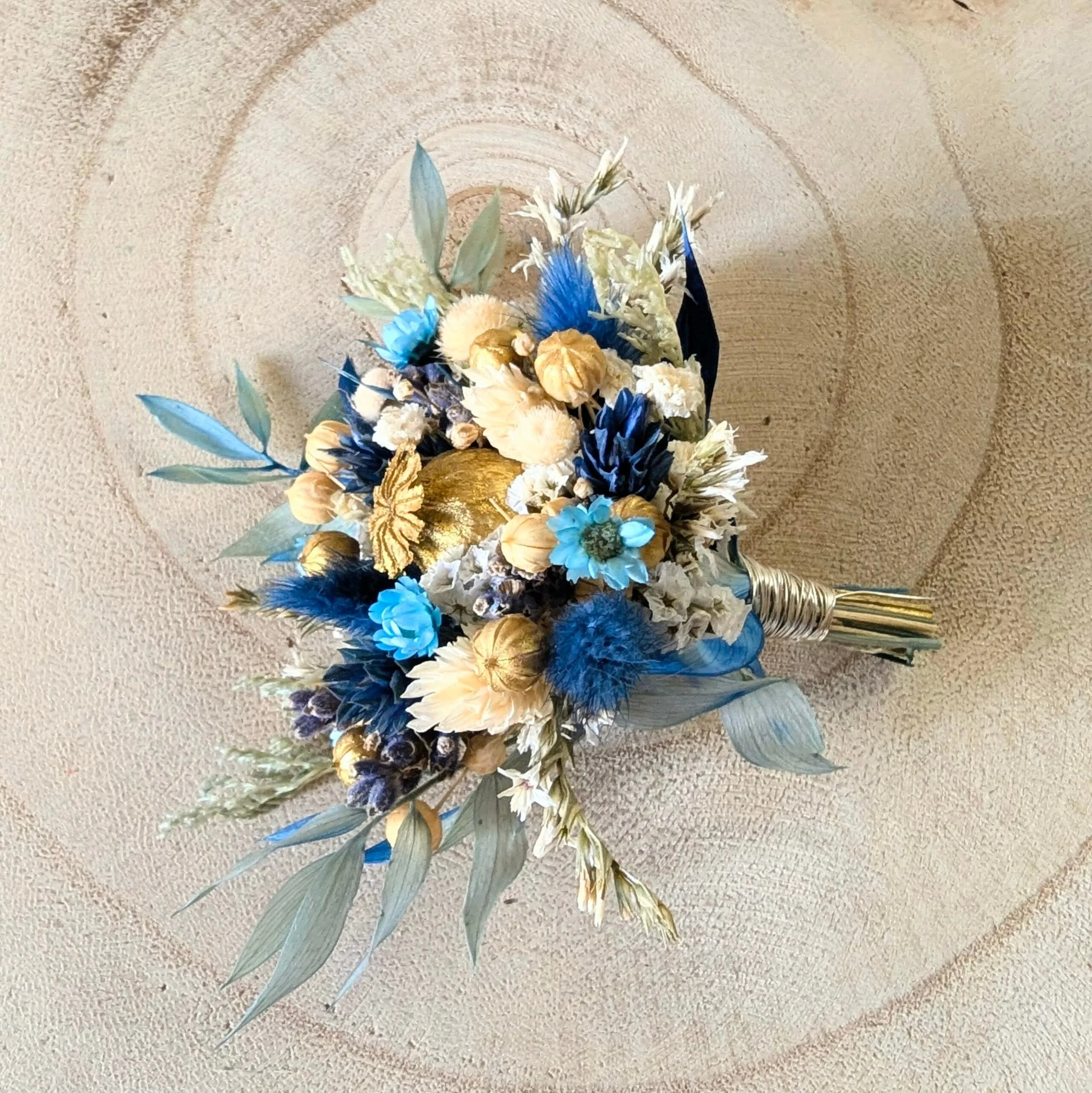 Boutonnière de marié en fleurs séchées & stabilisées dans les tons bleus, dorés et beiges, Elouise
