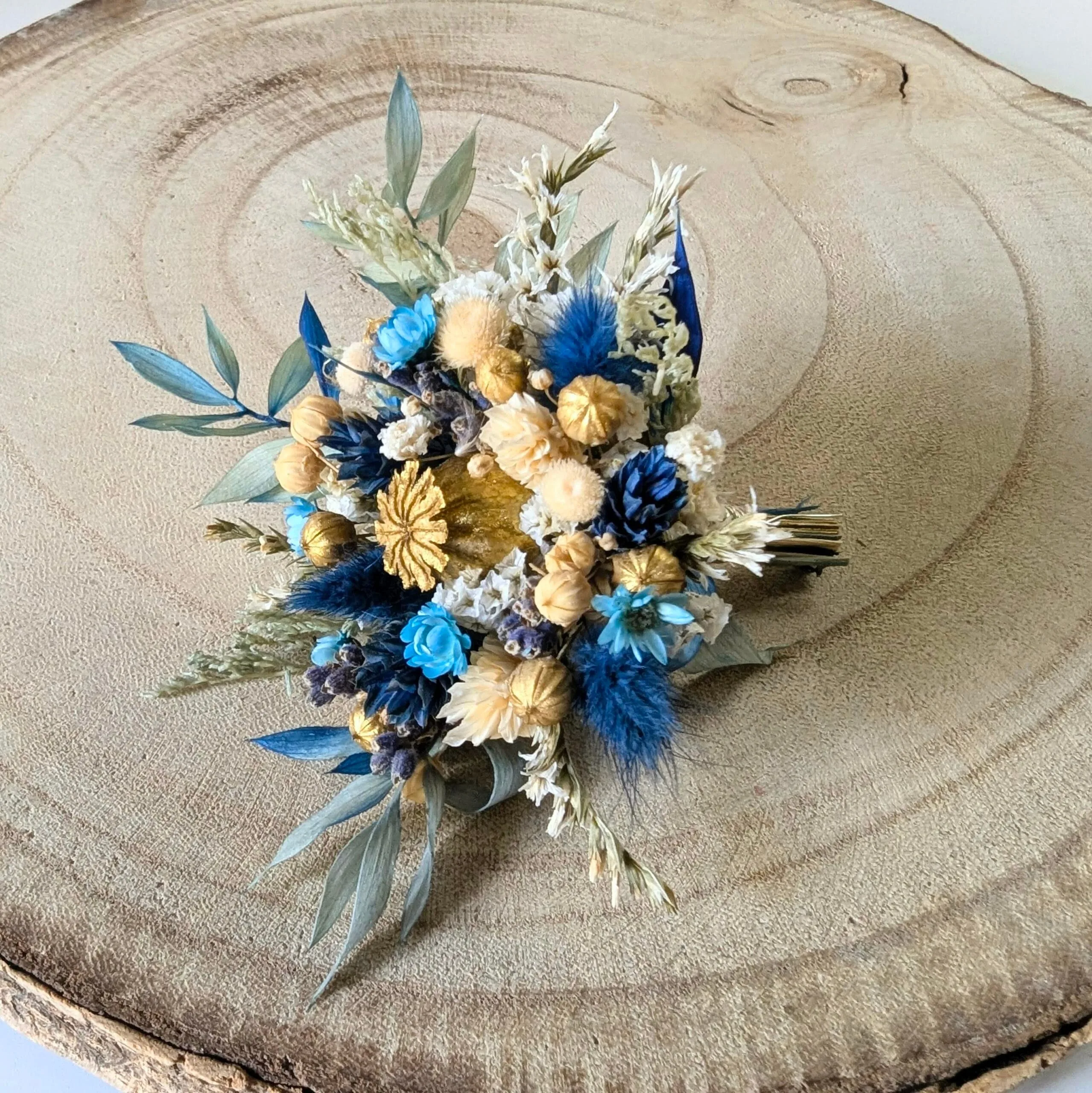 Boutonnière de marié en fleurs séchées & stabilisées dans les tons bleus, dorés et beiges, Elouise – Image 4