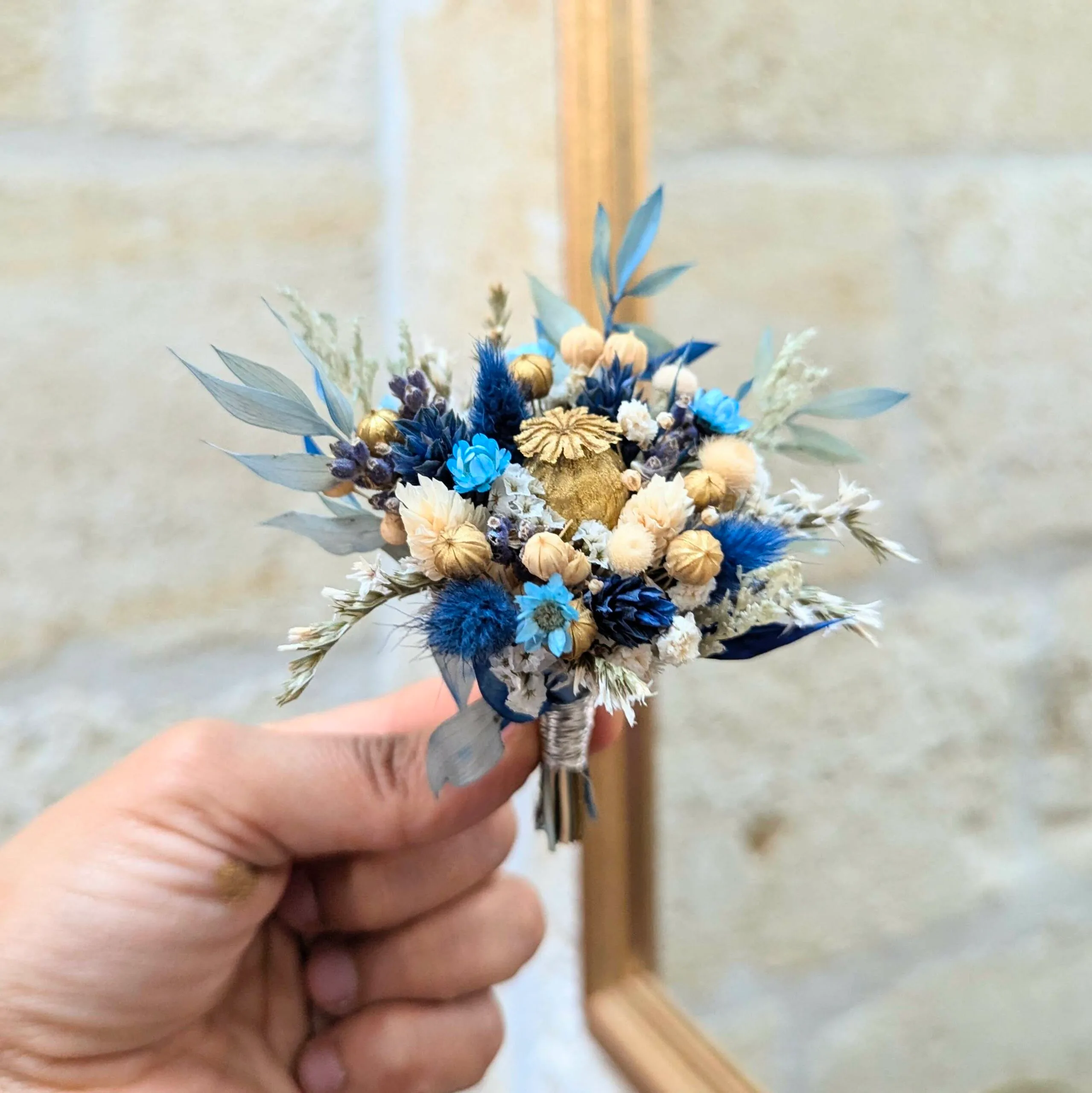 Boutonnière de marié en fleurs séchées & stabilisées dans les tons bleus, dorés et beiges, Elouise – Image 3