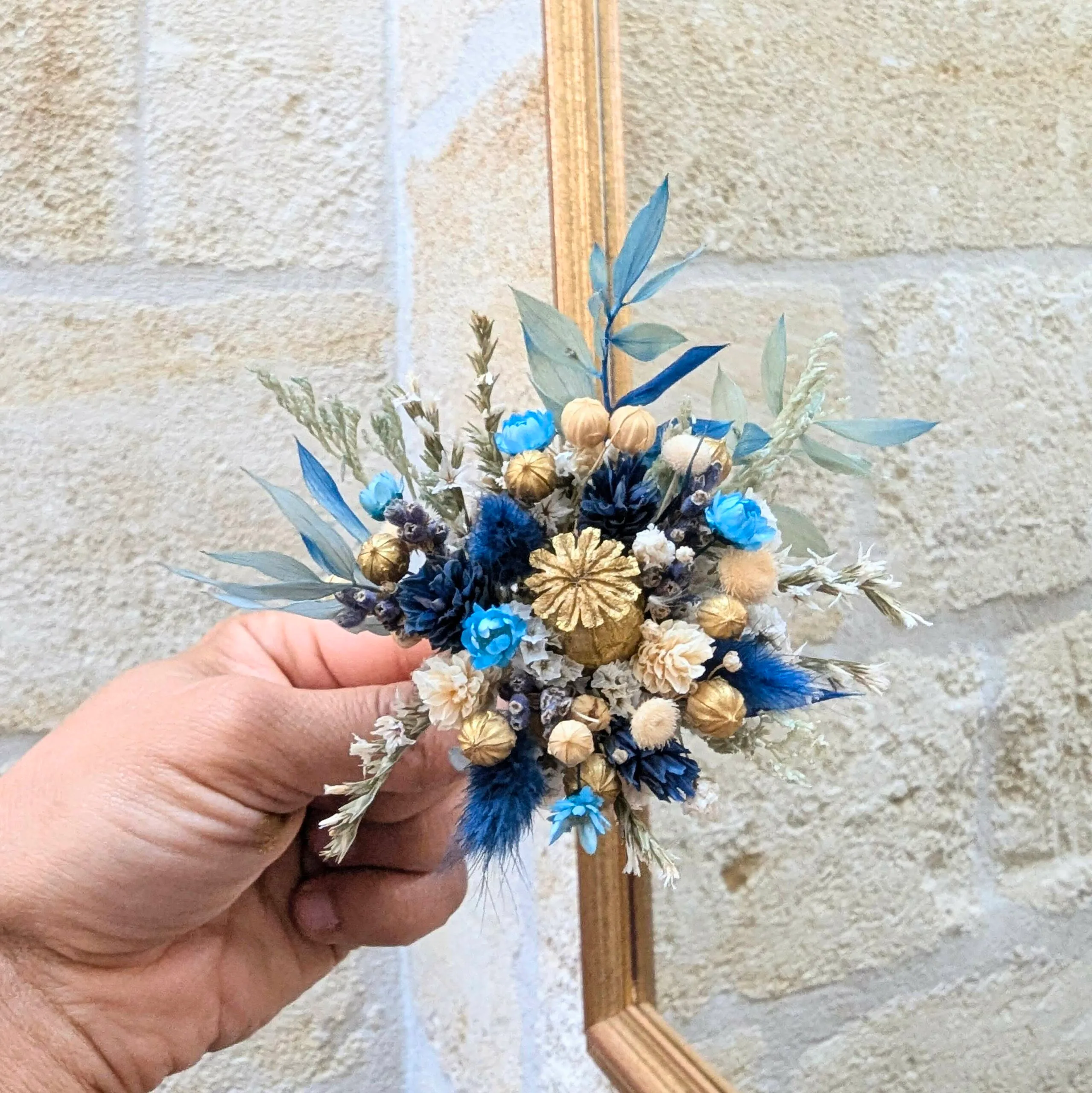 Boutonnière de marié en fleurs séchées & stabilisées dans les tons bleus, dorés et beiges, Elouise – Image 2