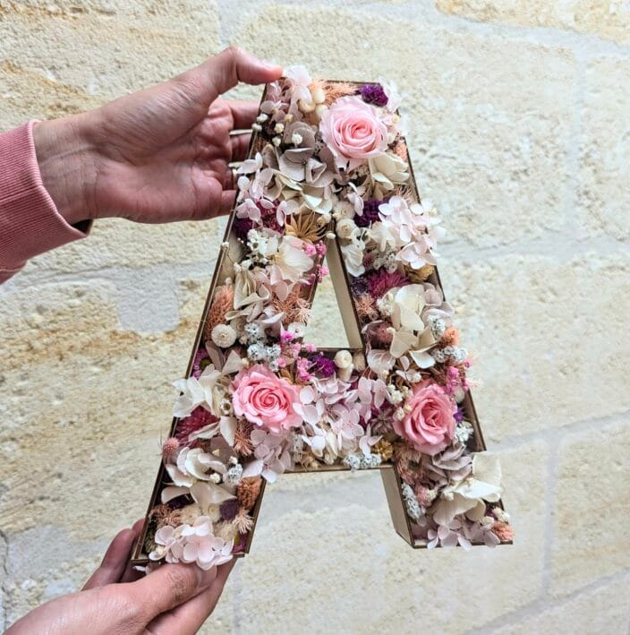 Lettre initiale personnalisable fleurie en fleurs stabilisées, cadeau poétique et durable, Donum – Image 2